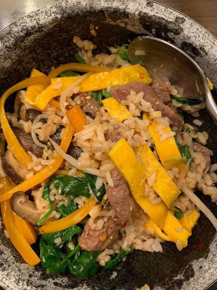 用力拌飯，把所有精心擺盤的食材混成一團。不美了，但真好吃。