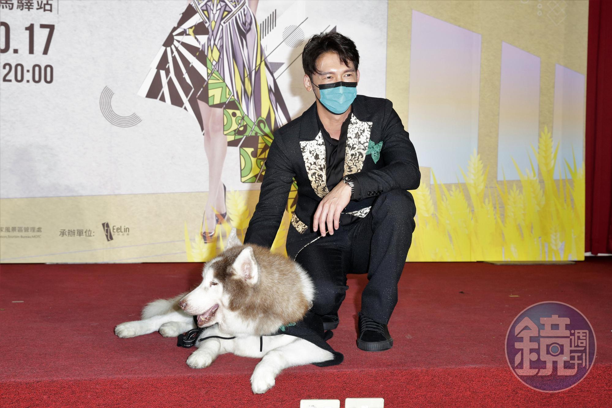 溫昇豪出席2020年玉富伸展台大地時裝秀記者會,牽狗走秀讓他憶起童年時光。