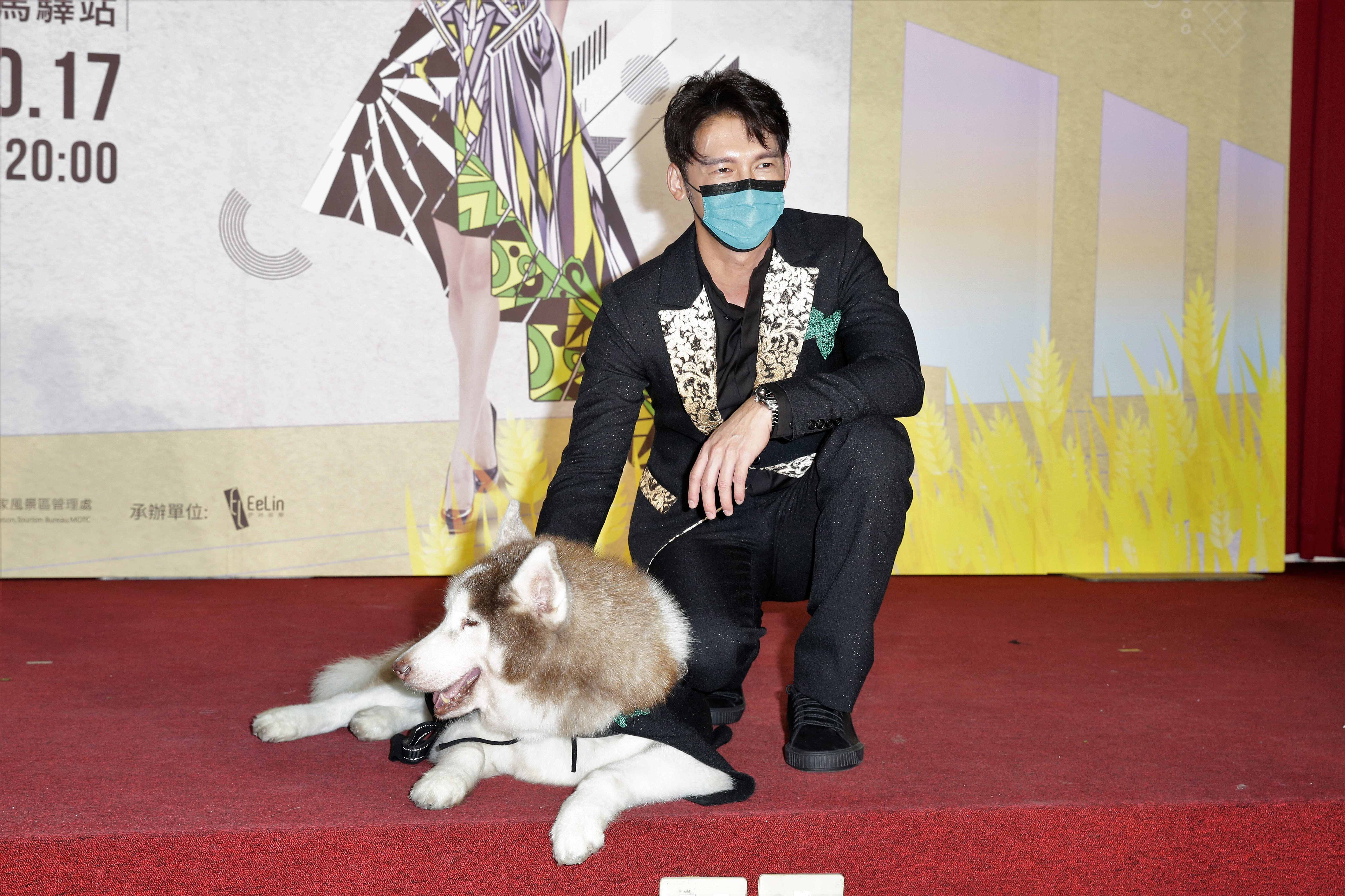 溫昇豪出席2020年玉富伸展台大地時裝秀記者會，牽狗走秀讓他憶起童年時光。