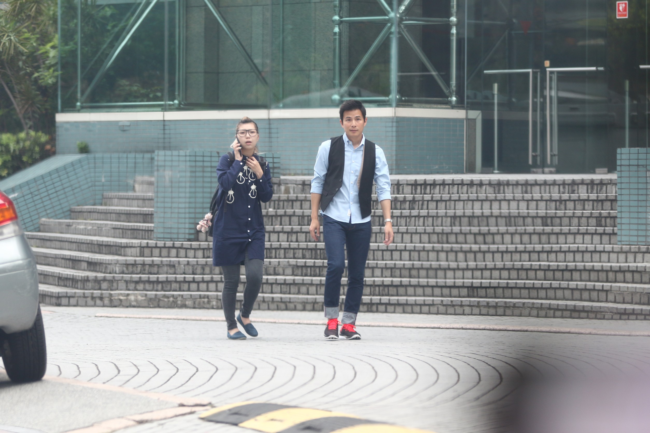 孫協志今年4月控告陳姓前女助理（左）侵占他的演唱會酬勞，今日在開庭前和解。