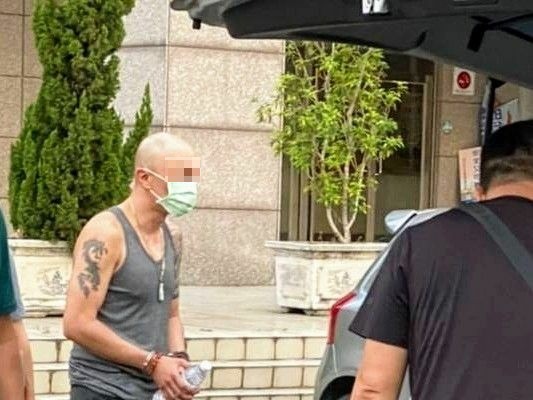 生母的前男友陳姓嫌犯（左）涉有重嫌，被依殺人與遺棄屍體罪移送。（翻攝畫面）