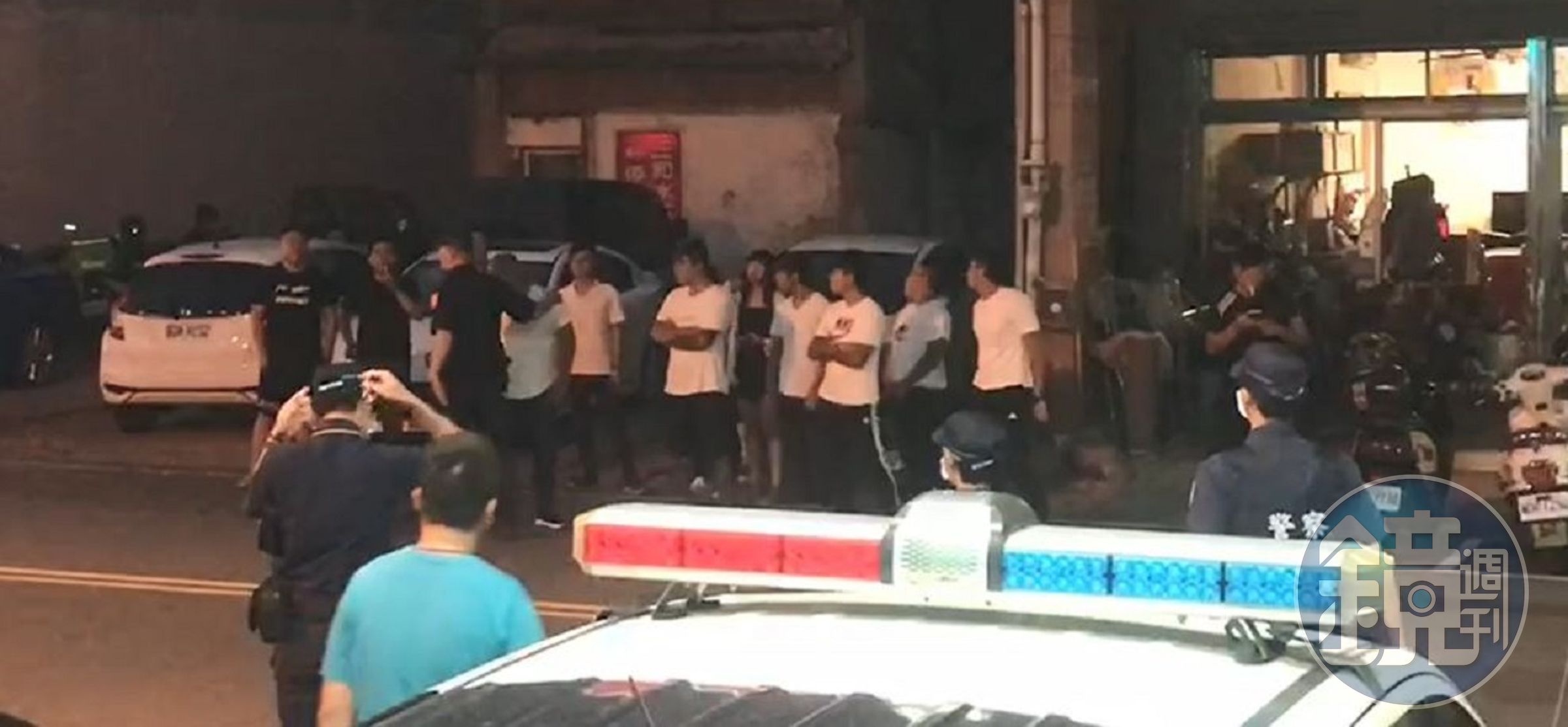 晚間6時許，陸續有被直播主號召來「關切」的群眾，最後約50人轉往地檢署，卻等不到要「幹譙」的嫌犯。（翻攝自臉書）