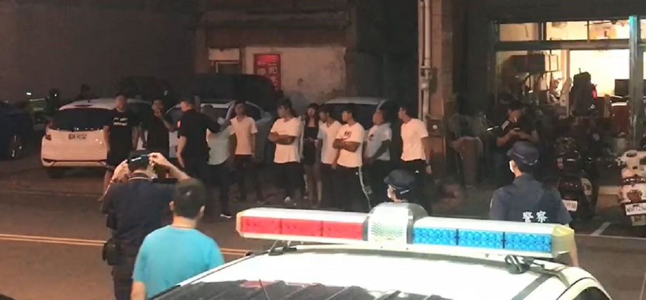 晚間6時許，陸續有被直播主號召來「關切」的群眾，最後約50人轉往地檢署，卻等不到要「幹譙」的嫌犯。（翻攝自臉書）