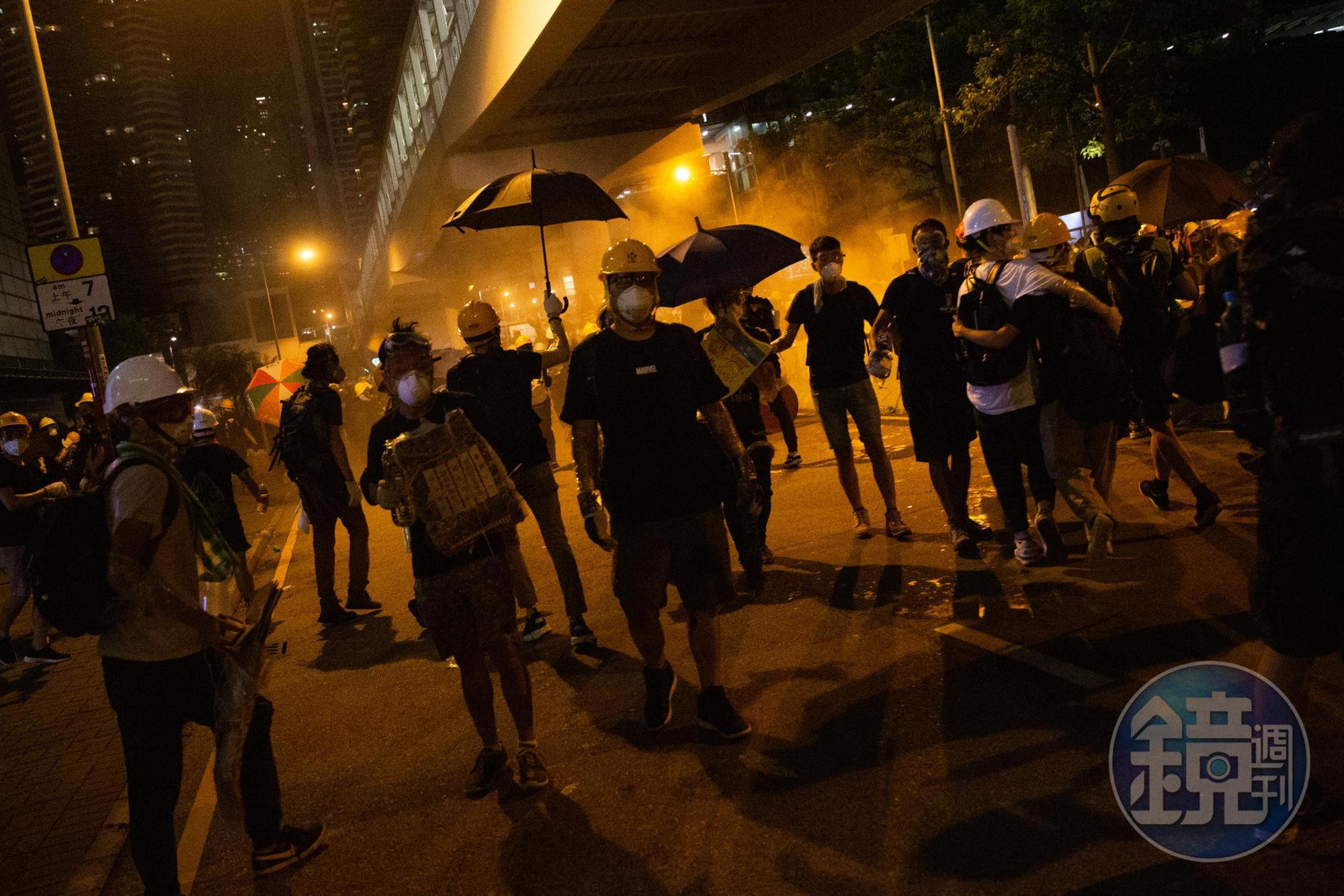 香港去年爆發反送中運動,多名港人上街示威。(本刊資料照)