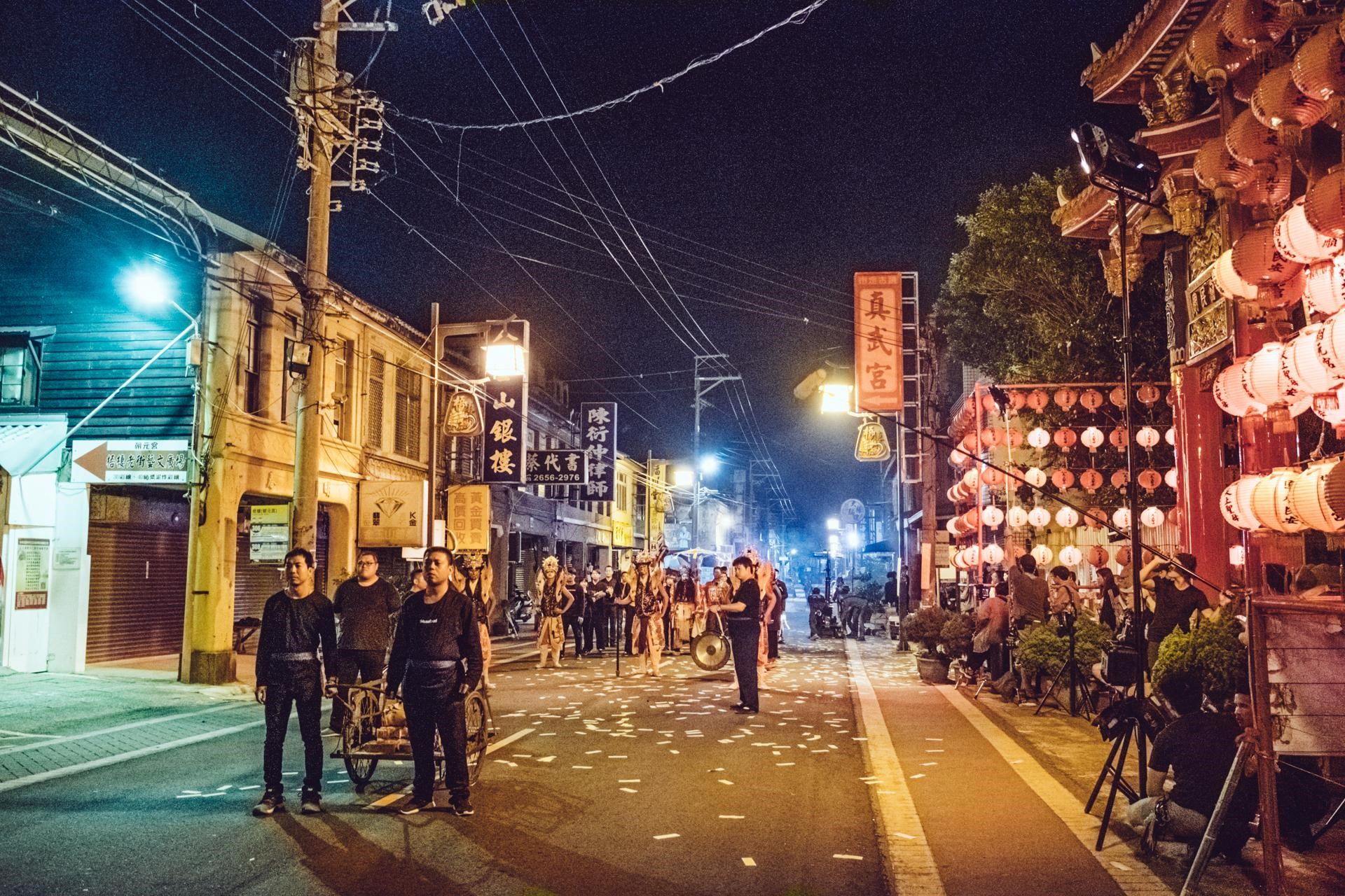  「送肉粽」儀式的主軸仍是全片不可缺乏的重頭戲，場面也更大，還特別在台中梧棲封街拍攝。（華影國際提供）