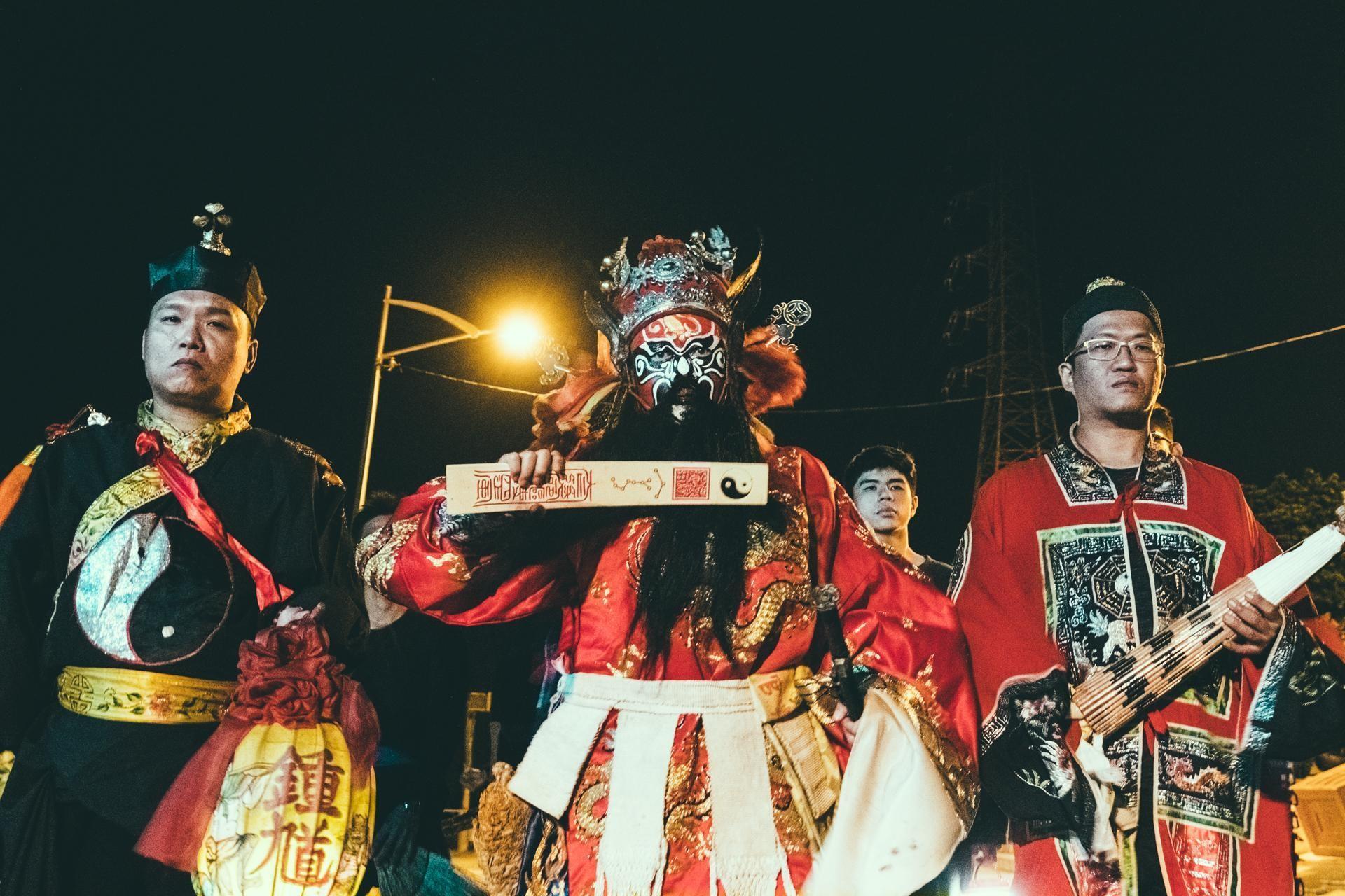金馬影帝李康生(中)飾演扮鍾馗的法師,電影宗教顧問龍哥(左一)拍片時全程在現場。 (華影國際提供)