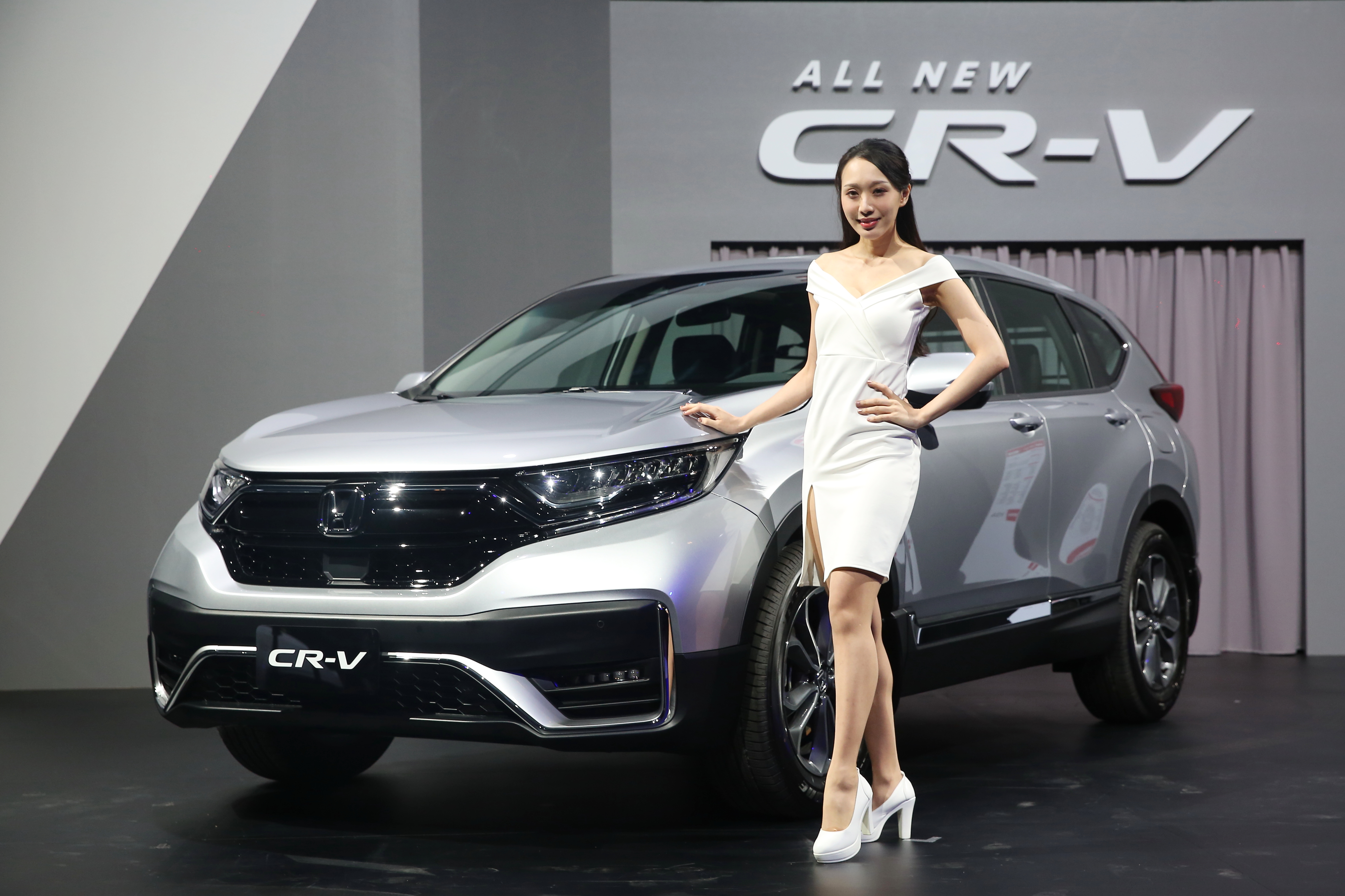 熱門國產休旅車Honda CR-V昨天發表新年度改款車，這次台灣本田特別打出更實惠的1.5 VTi級距版本。