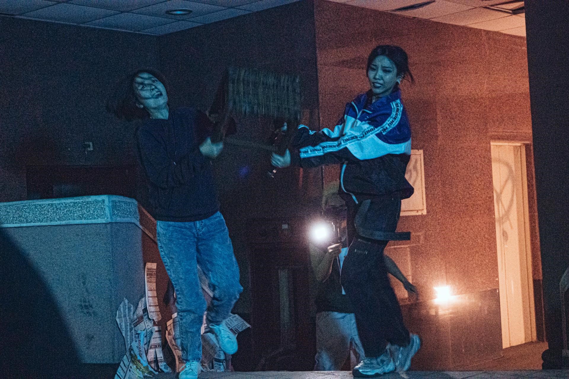 為了開發新素材，《馗降：粽邪2》加入許安植（左）與夏紫薇（右）召喚「椅仔姑」的靈異情節。（華影國際提供）