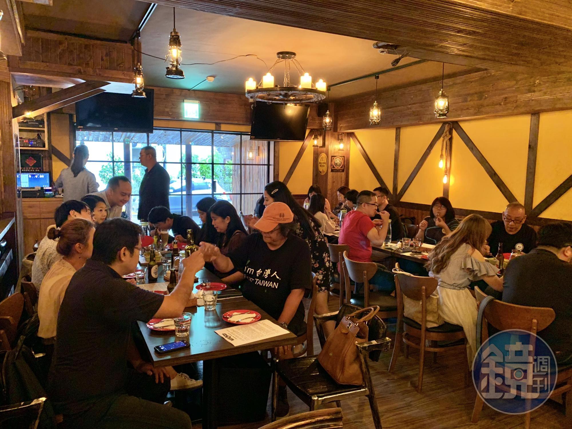 店內以大量杉木和煤油燈,營造礦坑氛圍。
