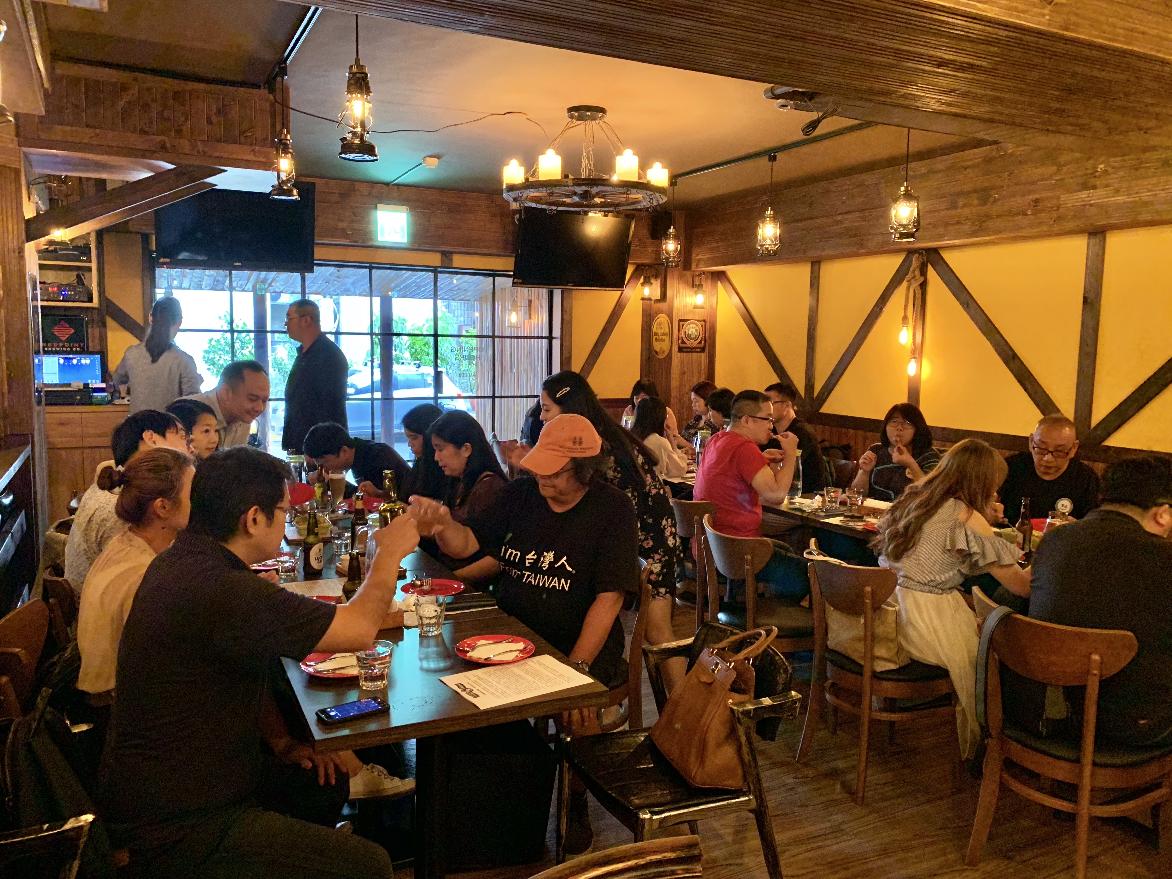 店內以大量杉木和煤油燈，營造礦坑氛圍。