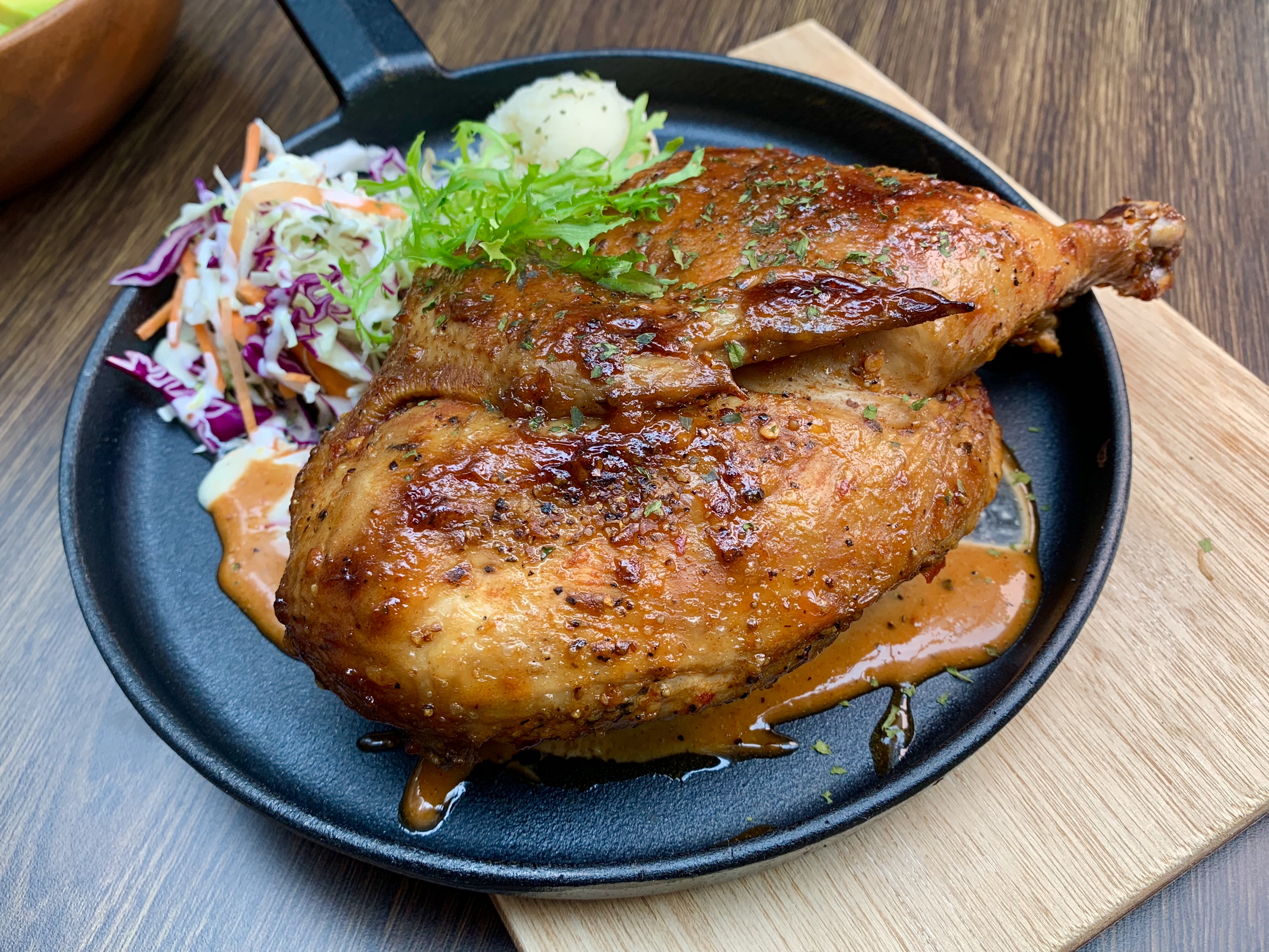 「阿拉巴馬白醬烤半雞」肉質鮮嫩有香料氣息，醬汁風味有酸有辣。（420元／份）
