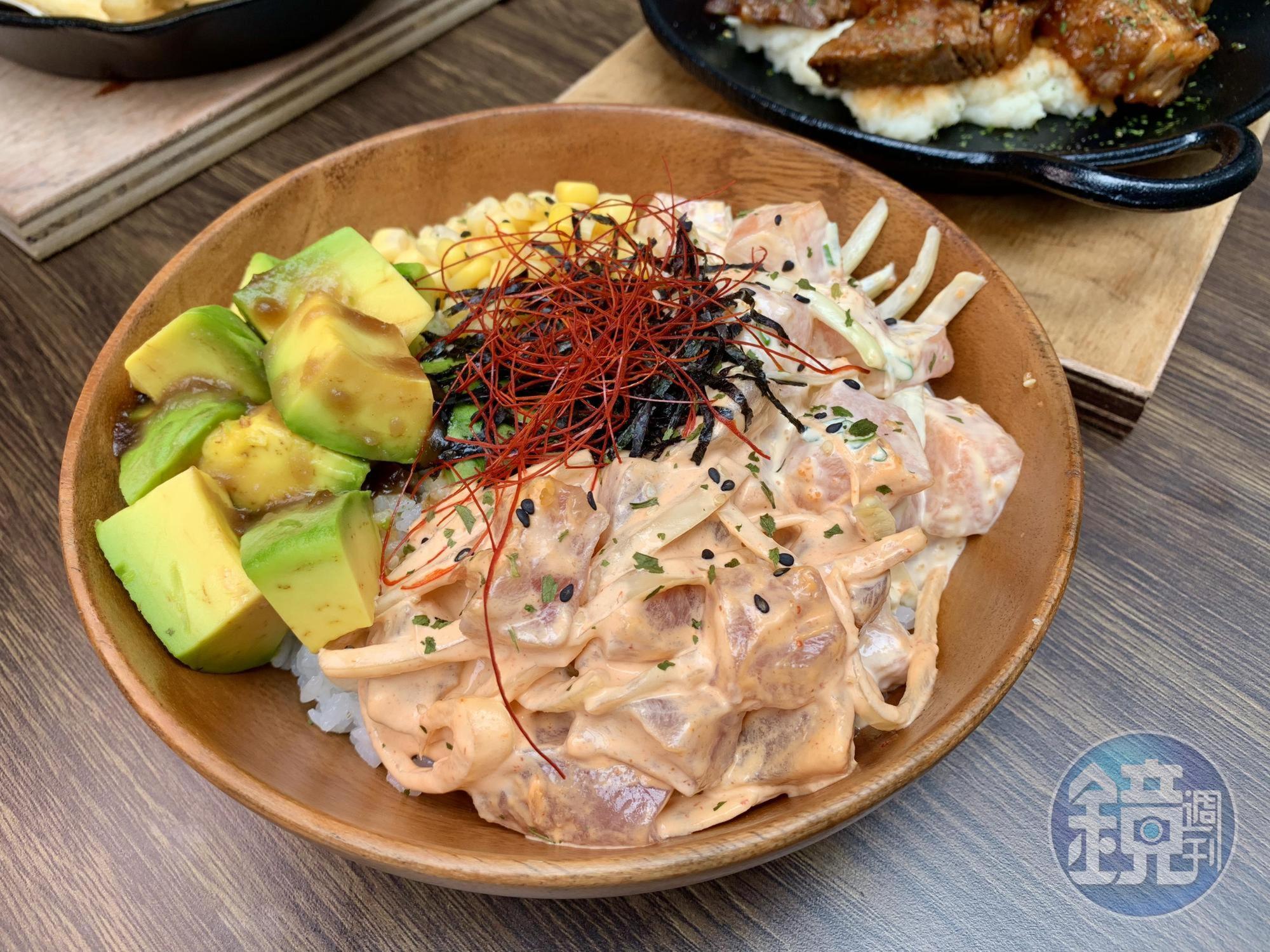 「夏威夷生魚飯 Poke」擺著切塊的辣鮪魚、酪梨、玉米,拌著吃味道清爽,吃得到辣椒絲的微微辣味。(380元/份)