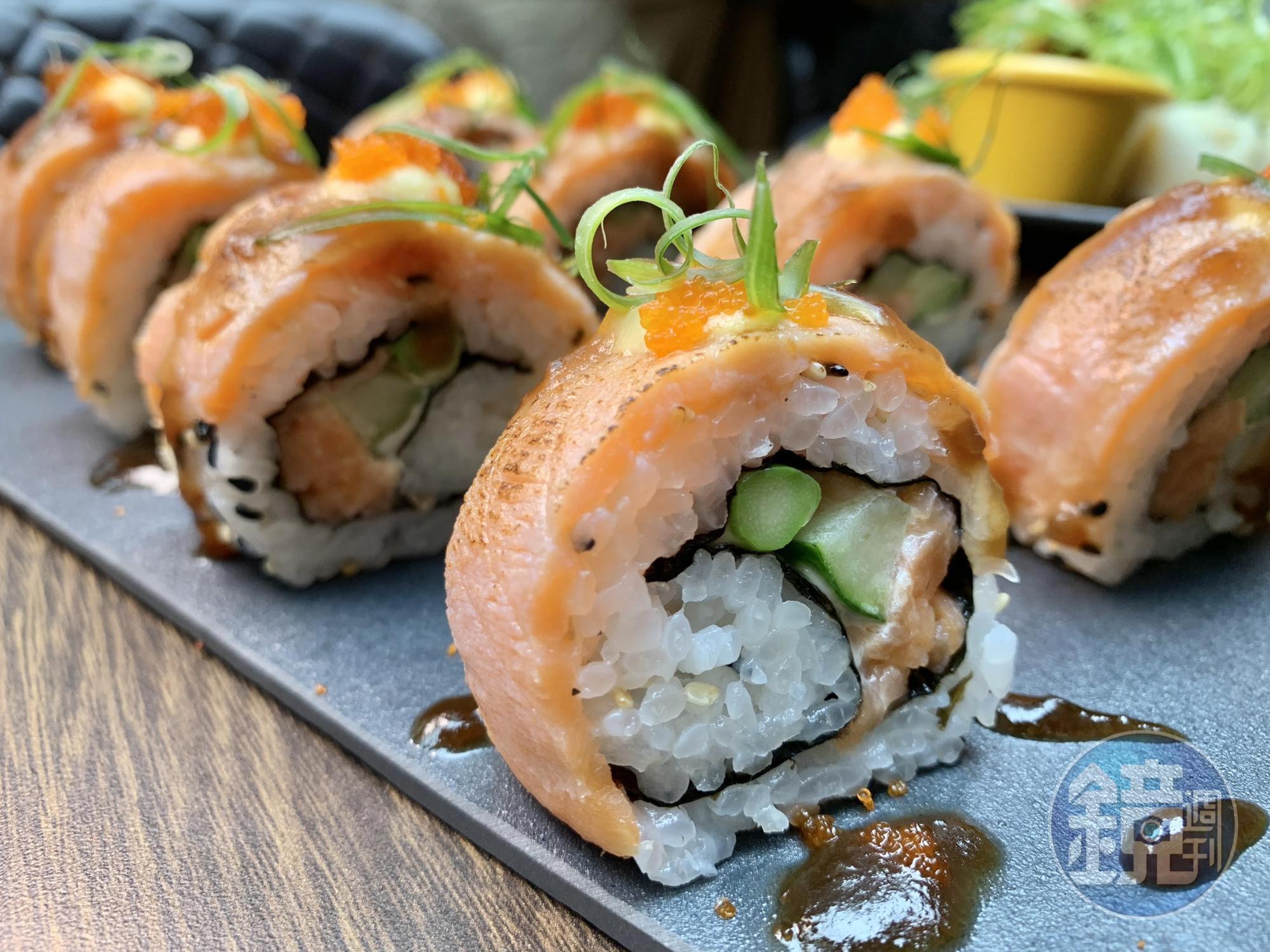 有飽足感的「阿拉斯加燻鮭卷」,吃得到鮭魚肉的甜嫩與煙燻香氣。(380元/份)