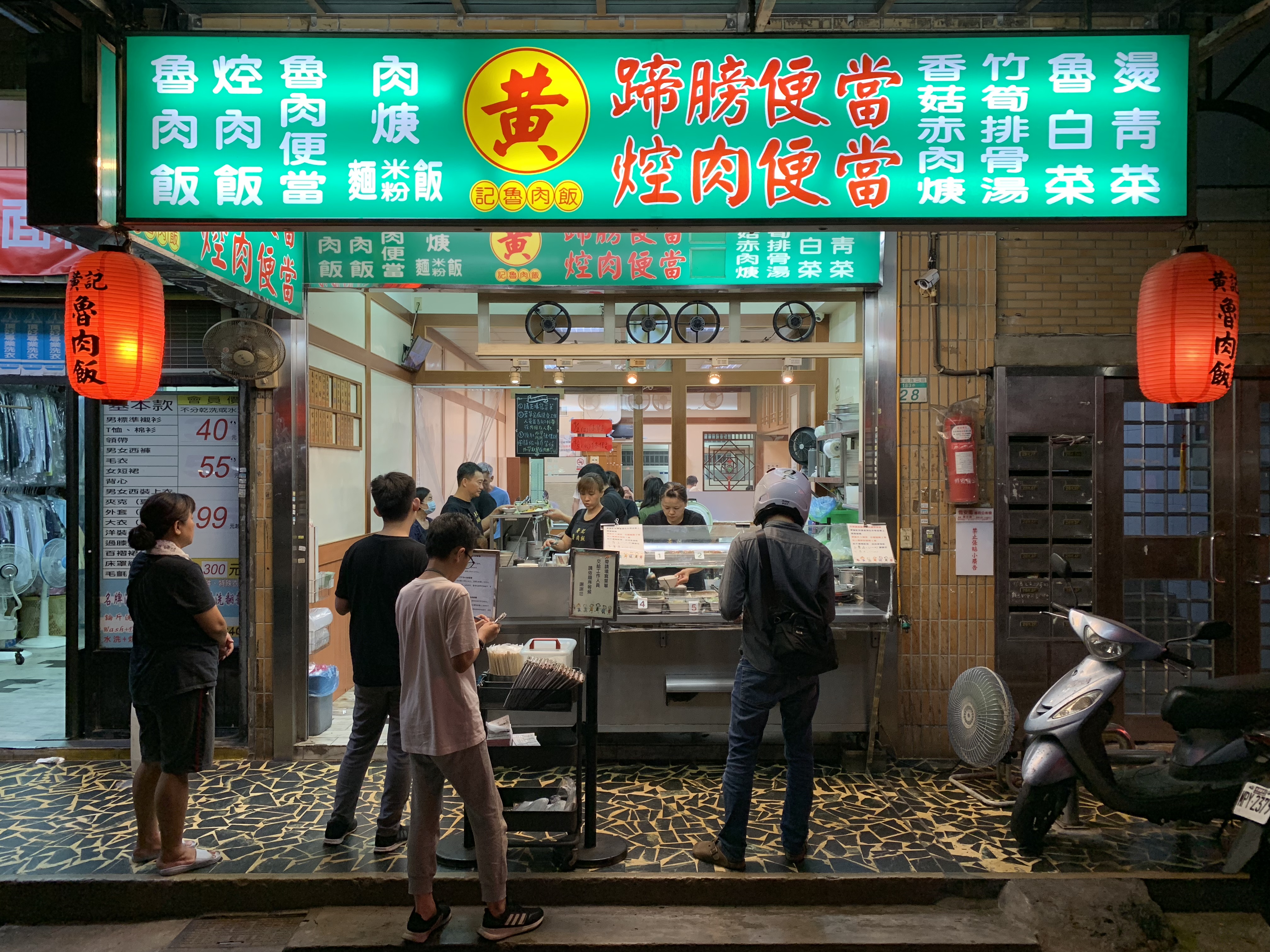 用餐時間，外帶、內用人潮相當多。