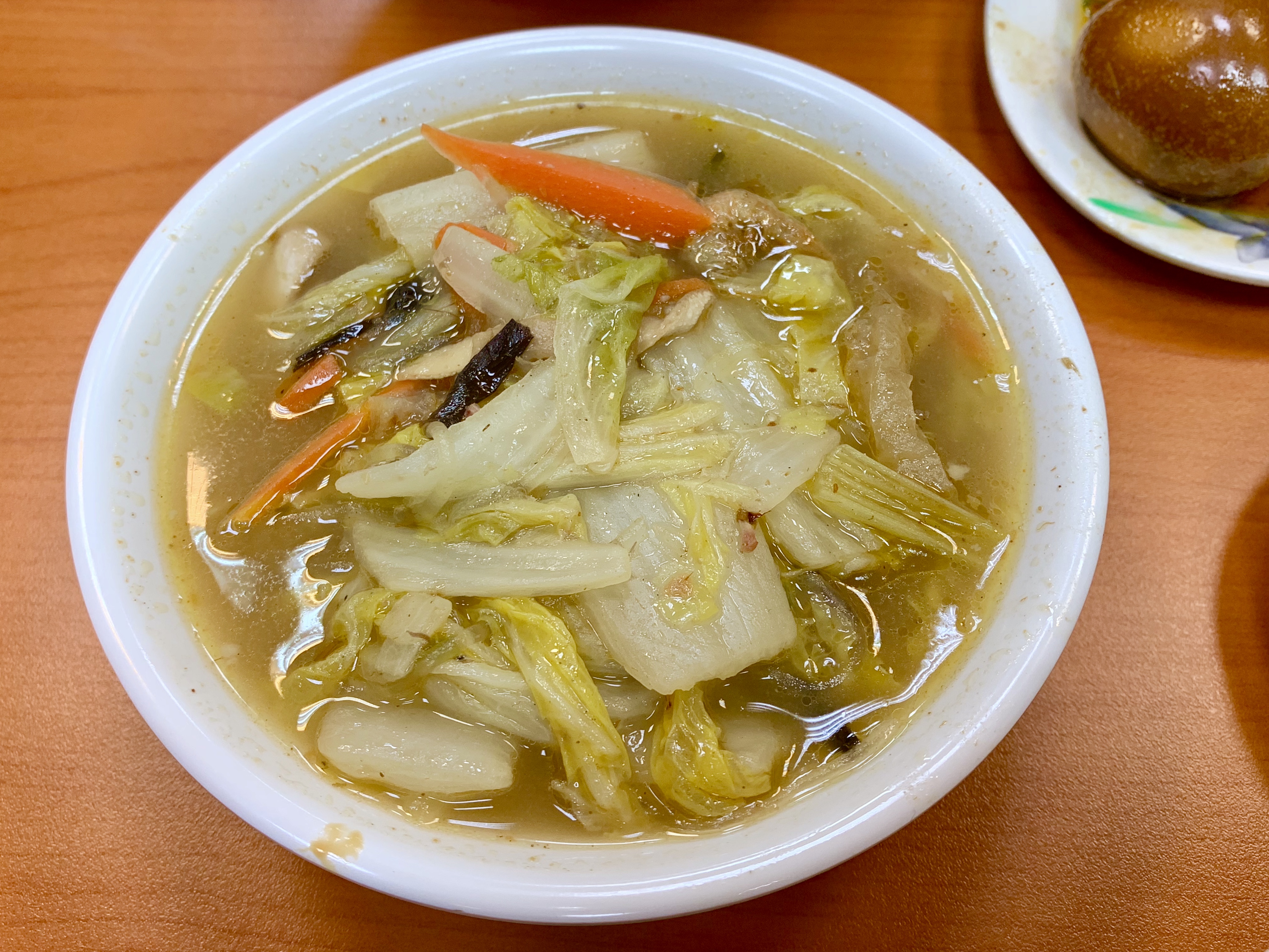 「魯白菜」有蝦米的鮮、白菜的甜味，碗底還有QQ的炸豬皮和冬粉絲，配料相當豐富。（50元／份）