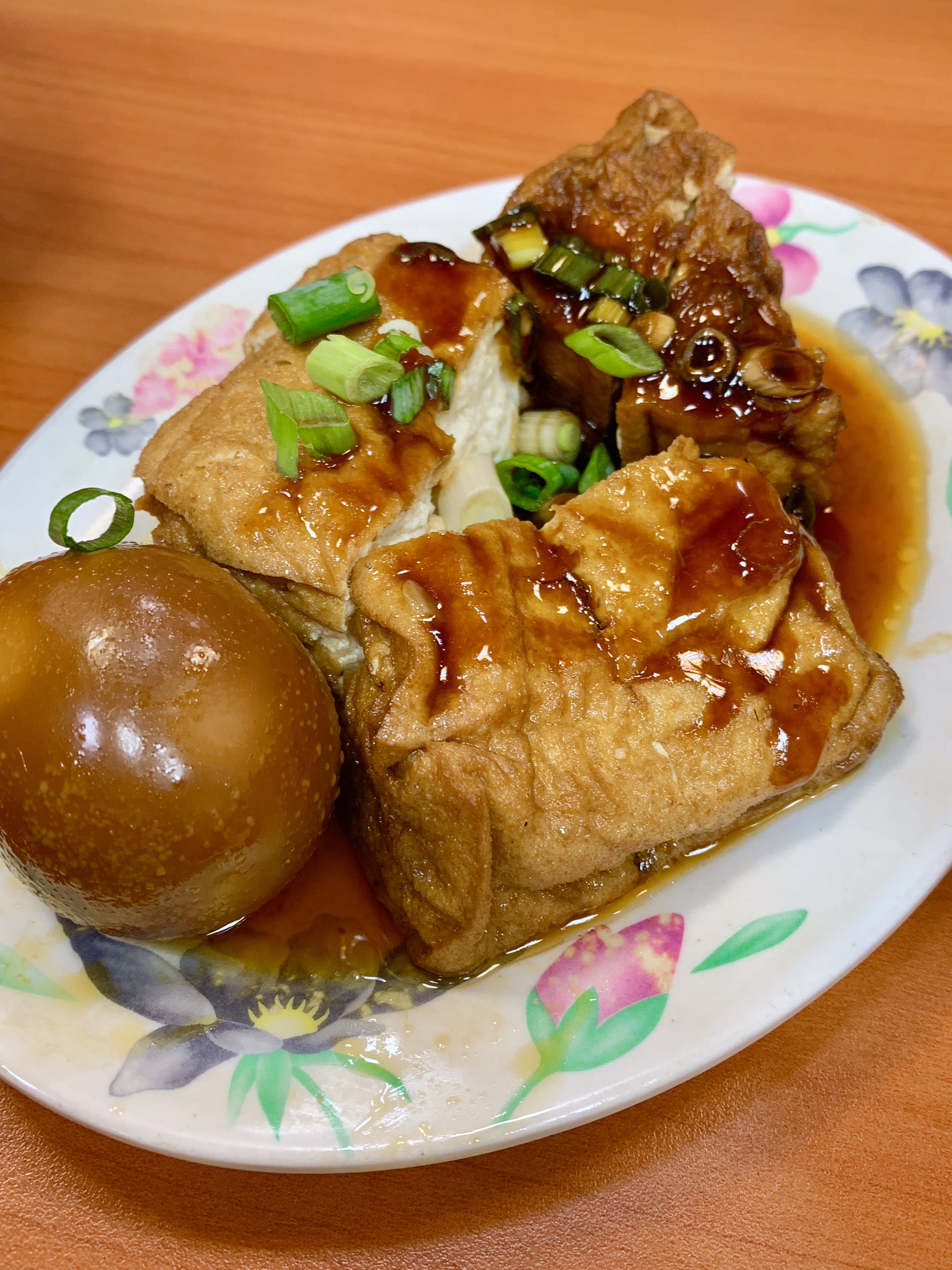 「油豆腐」（25元／份）豆味很足，口感綿軟；「魯蛋」（10元／個）夠味、蛋黃濕潤。