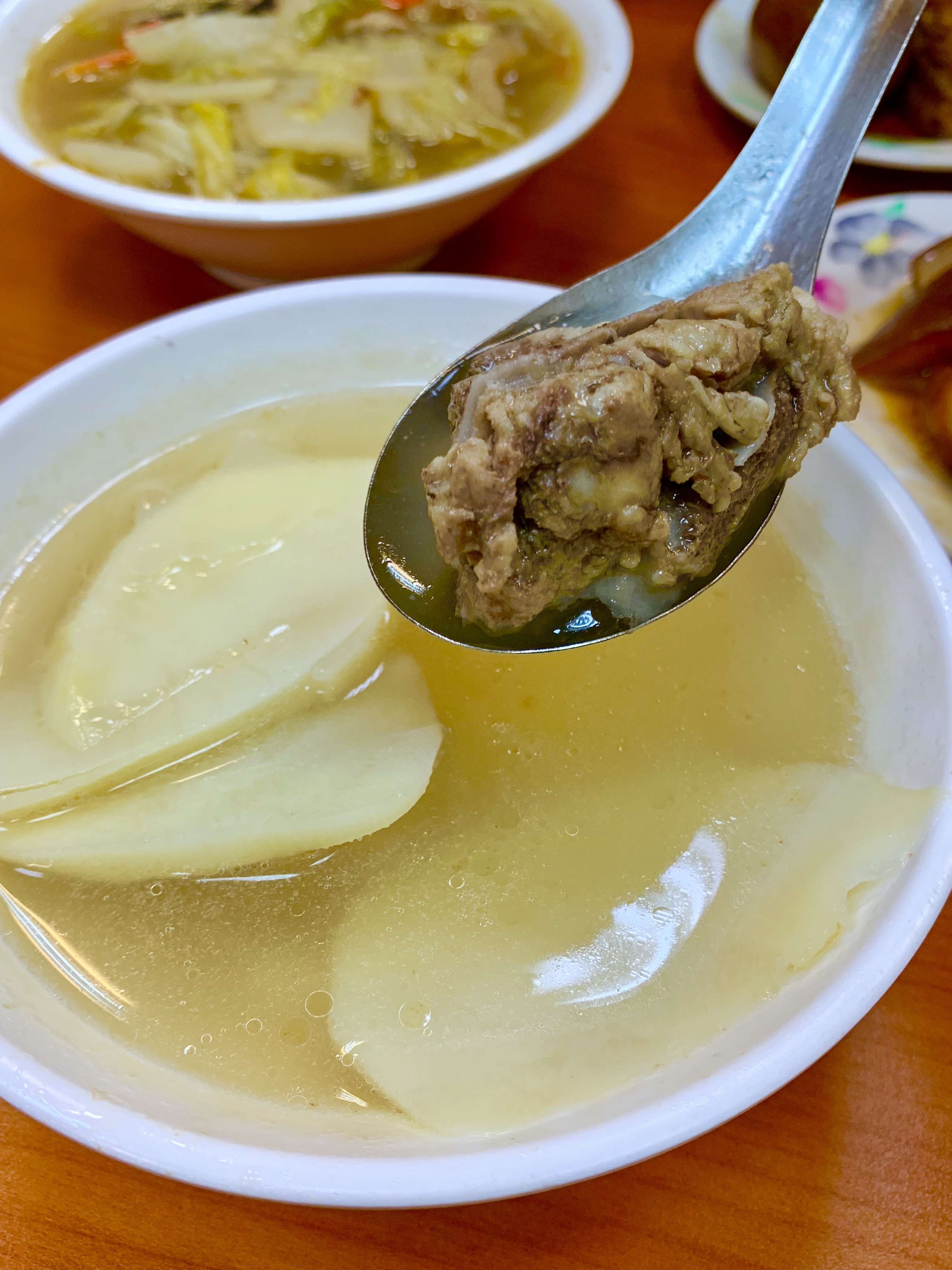 「竹筍排骨湯」湯頭清甜、沒有味素感，筍子口感脆甜，排骨肉略柴。（50元／碗）
