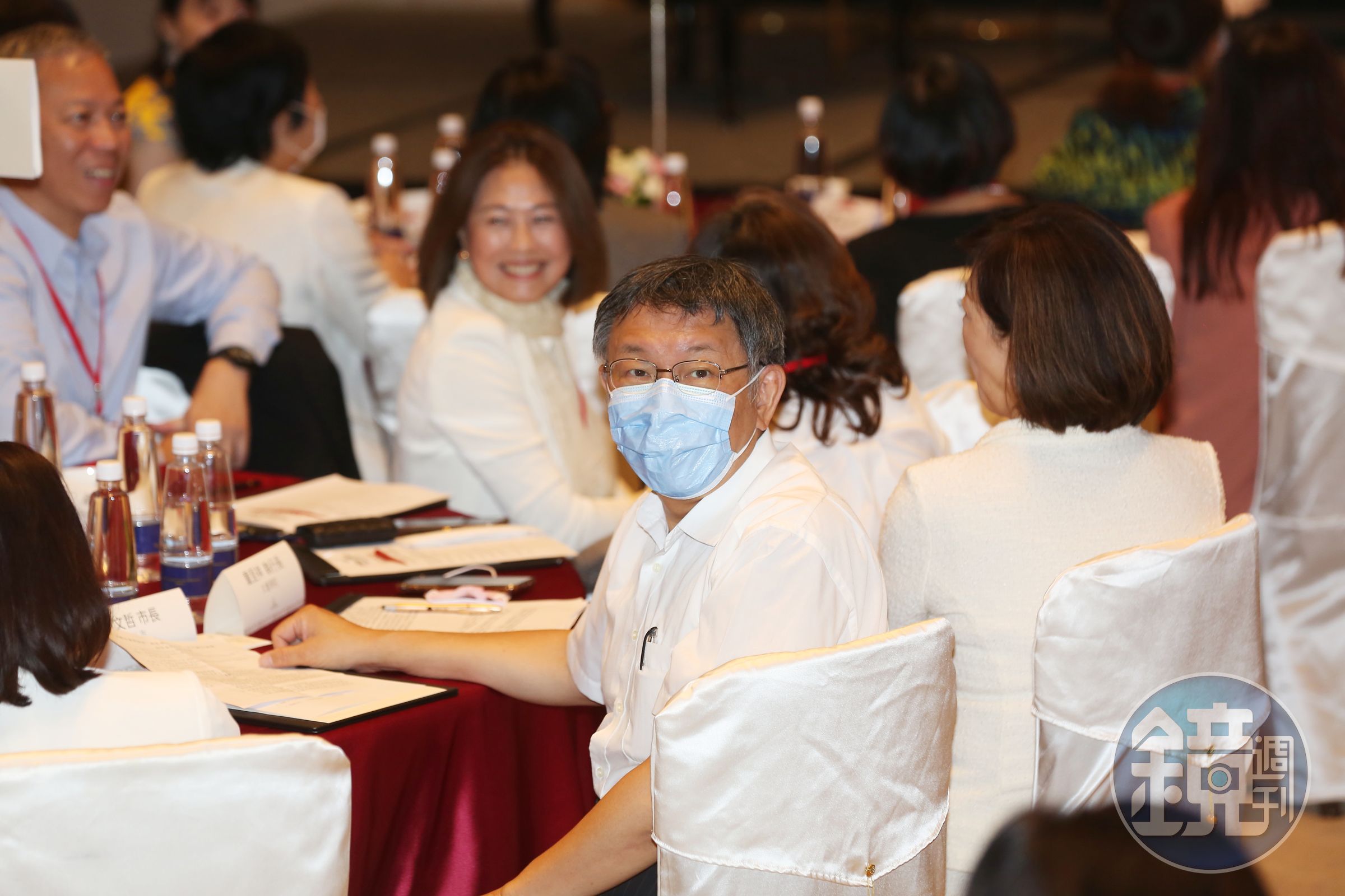 今天主辦單位安排柯文哲、童子賢同桌，整場活動下來，兩人完全沒有任何互動，也未交談。