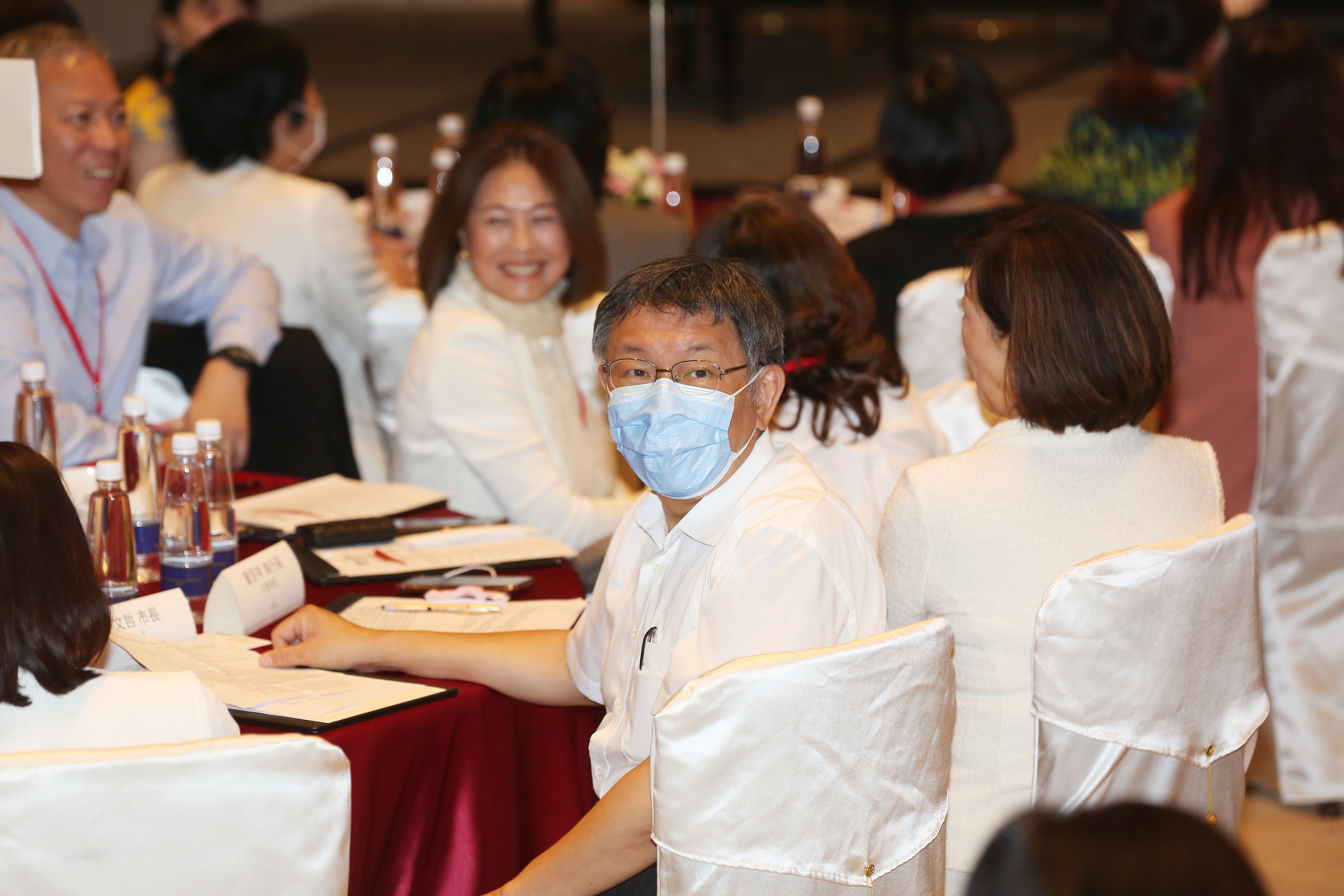 今天主辦單位安排柯文哲、童子賢同桌，整場活動下來，兩人完全沒有任何互動，也未交談。
