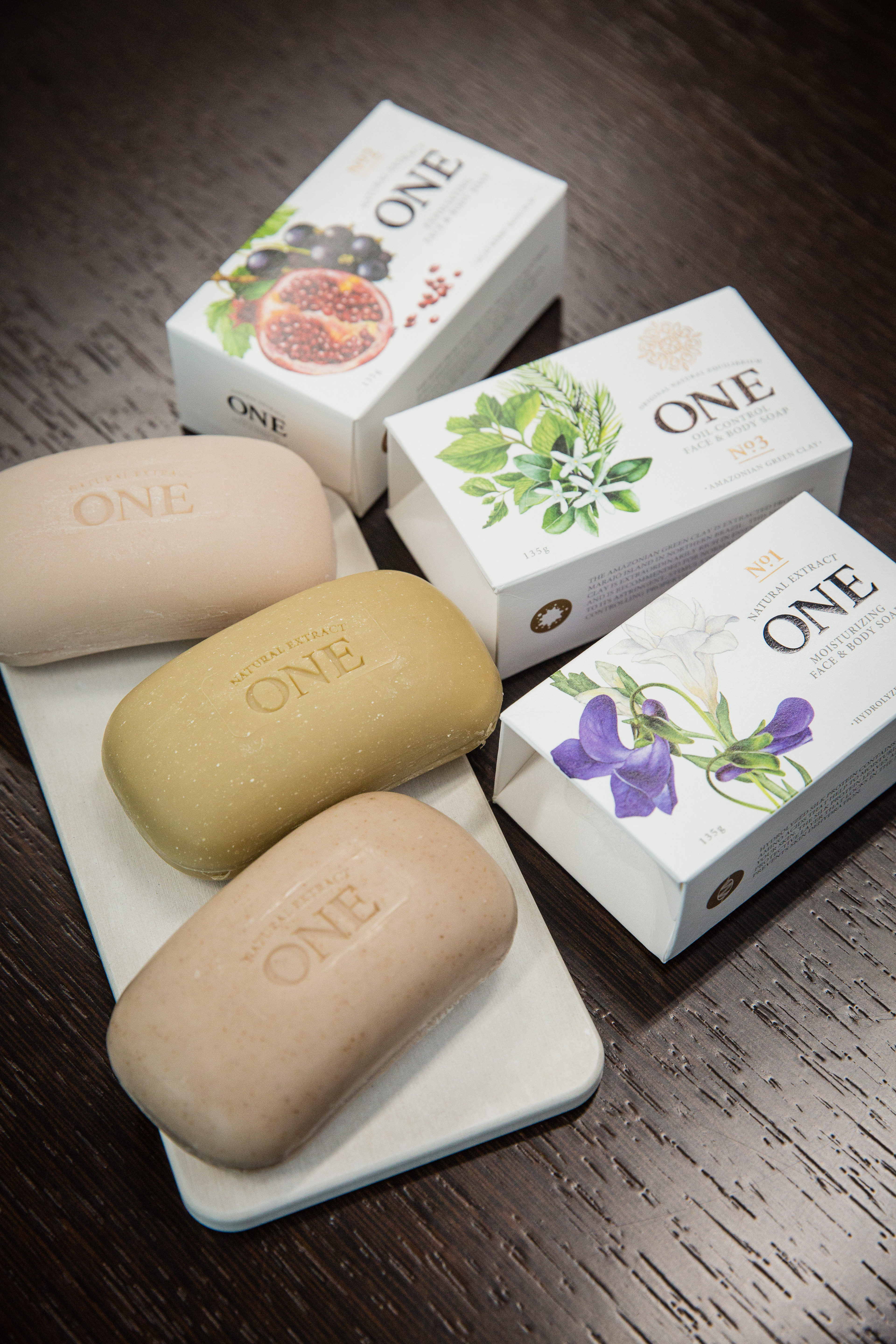 自創「ONE」美肌皂品牌,主打潔淨、透亮、保溼3種不同機能,搭配珪藻土盤,切入伴手禮市場。(900元/套)