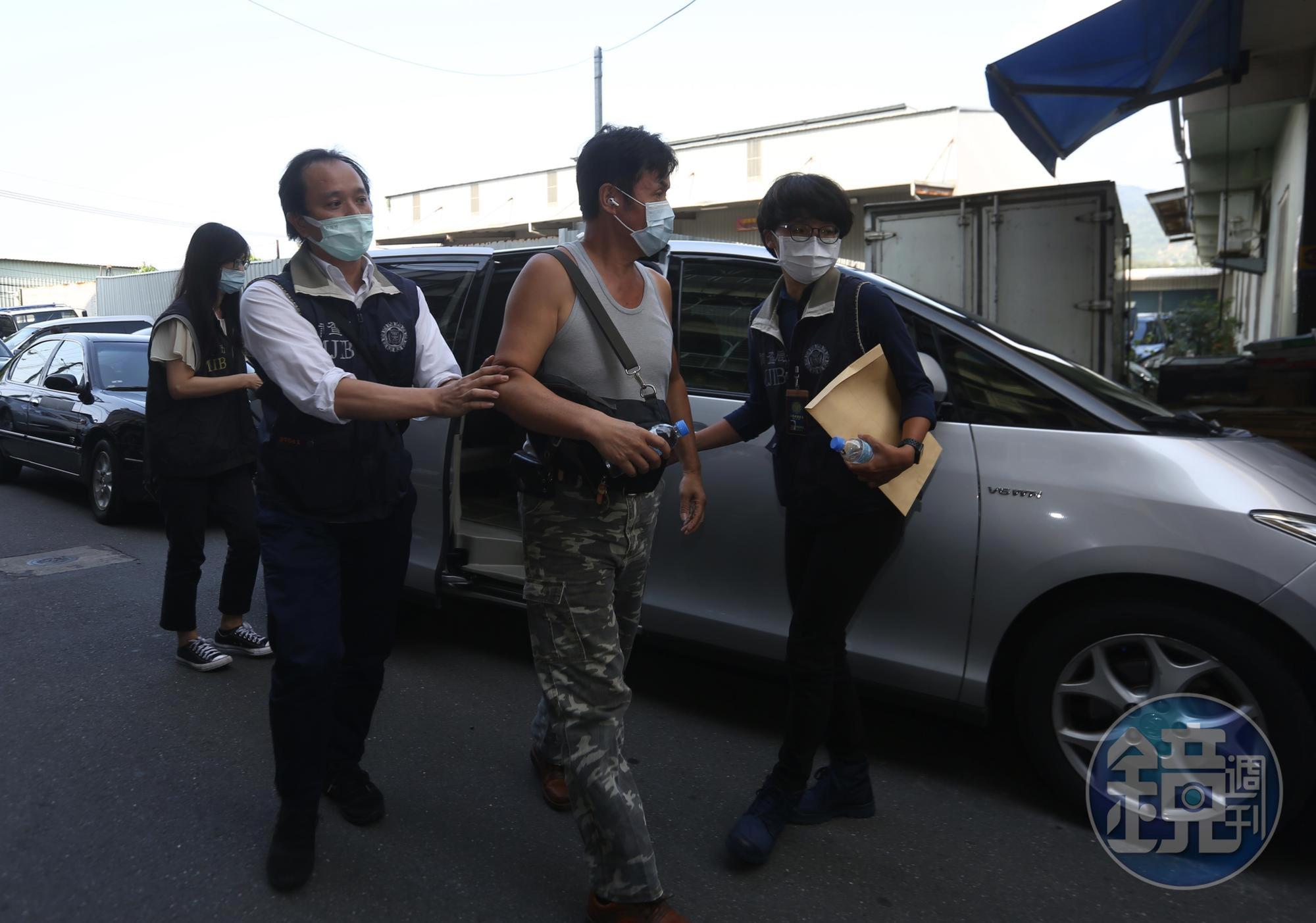 加利老闆林明進今被檢調帶回工廠搜查。