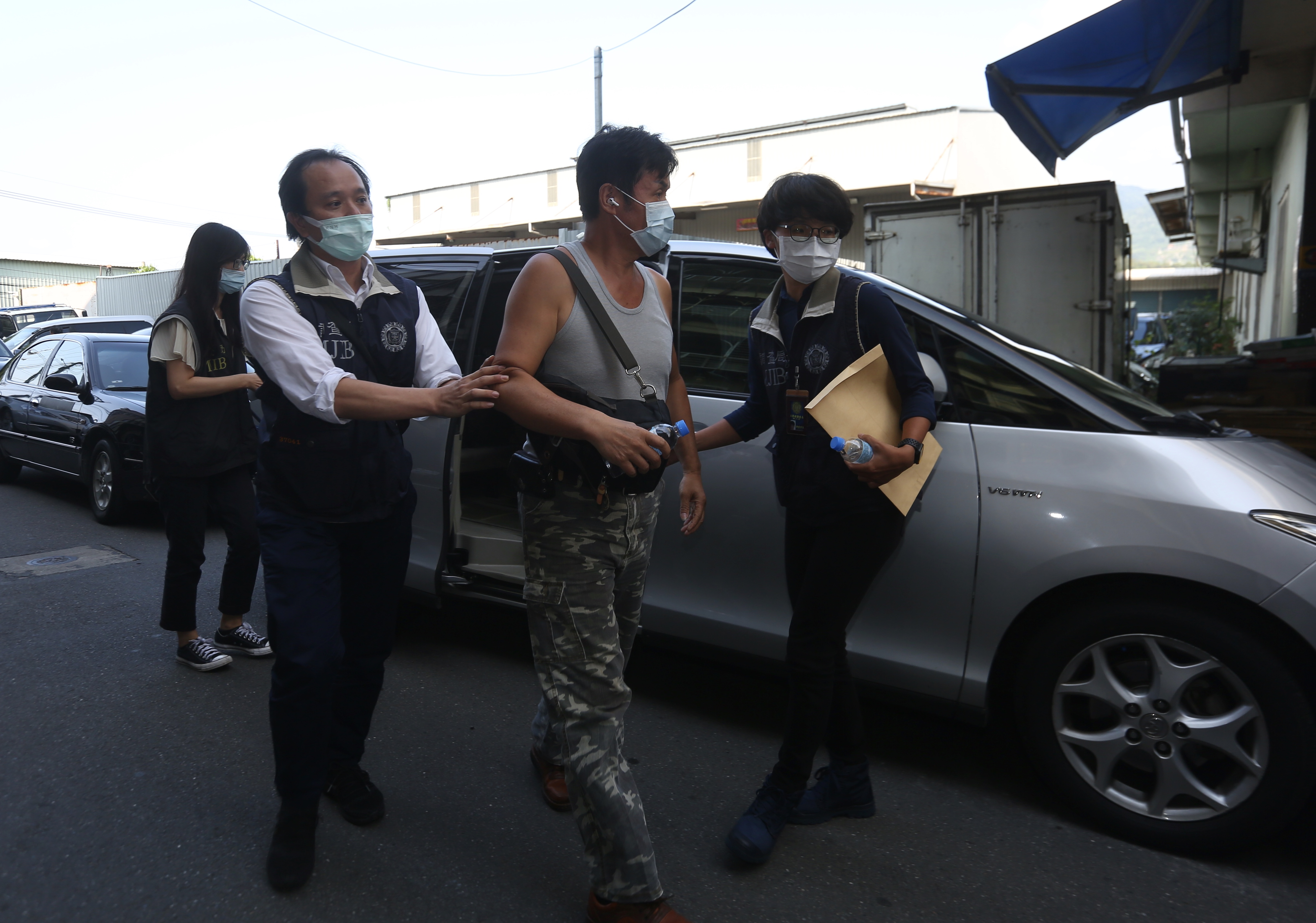 加利老闆林明進今被檢調帶回工廠搜查。