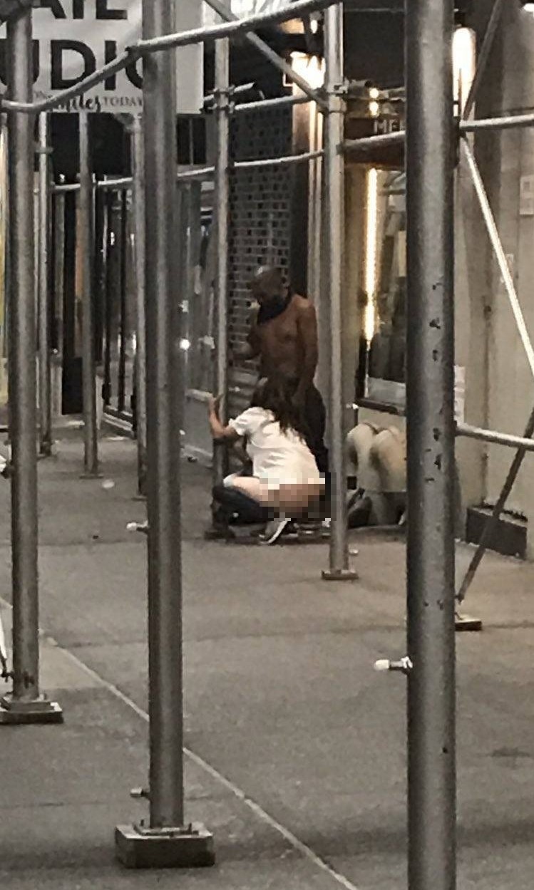 上週日美國紐約市曼哈頓上西城 （Upper West Side），1名白人女子竟在人行道上替1名非裔男進行口交，引起關注。（翻攝自Save the Upper West Side TWITTER）