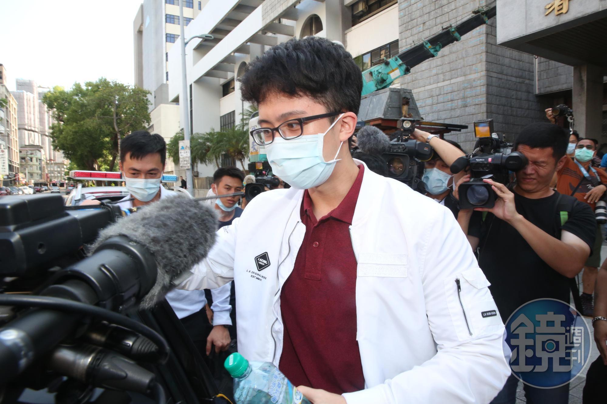 孫安佐日前遭到士林地檢署以製造槍械未遂起訴,今日下午首度開庭,他本人也親自到場。