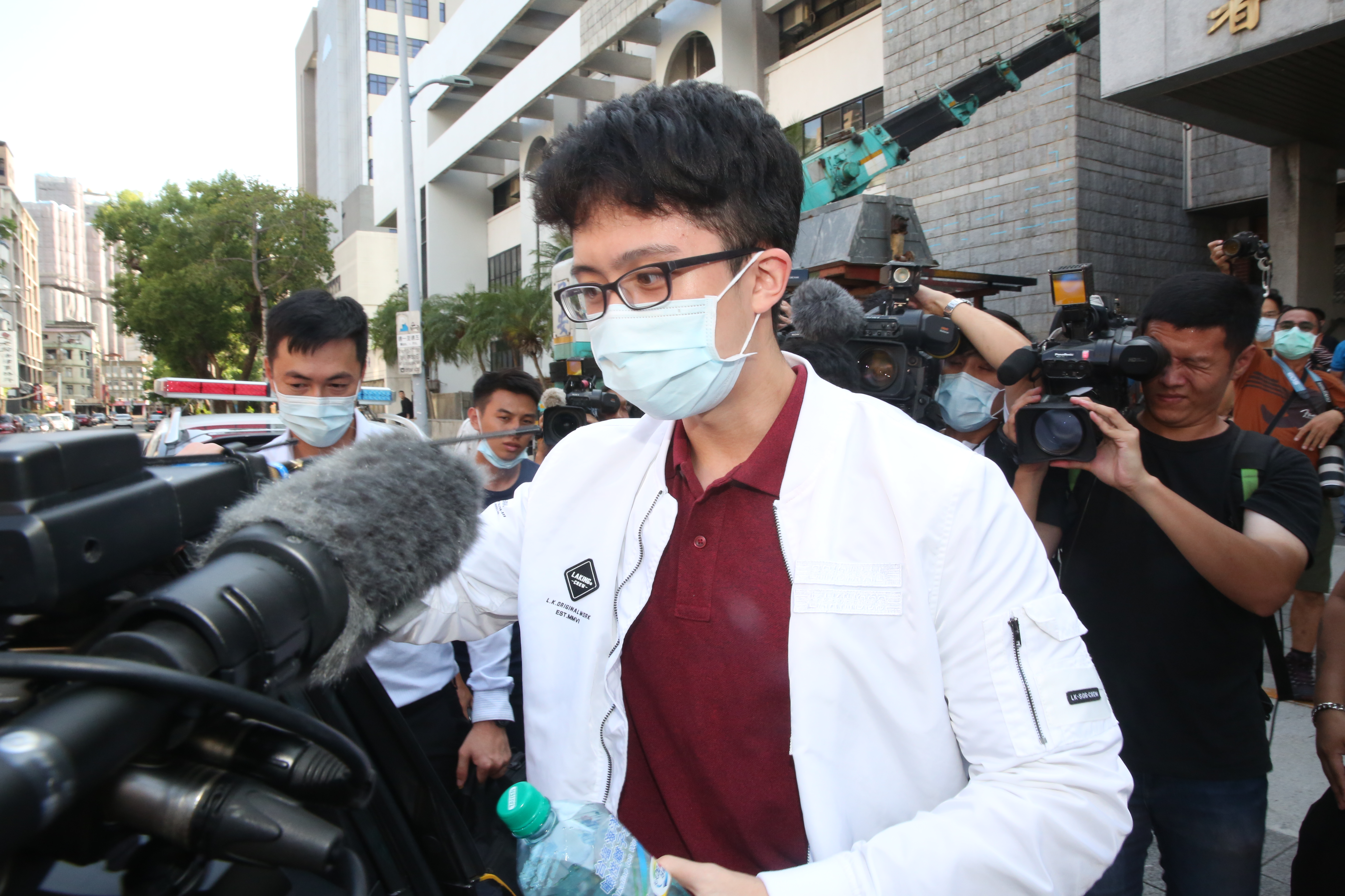 孫安佐日前遭到士林地檢署以製造槍械未遂起訴，今日下午首度開庭，他本人也親自到場。