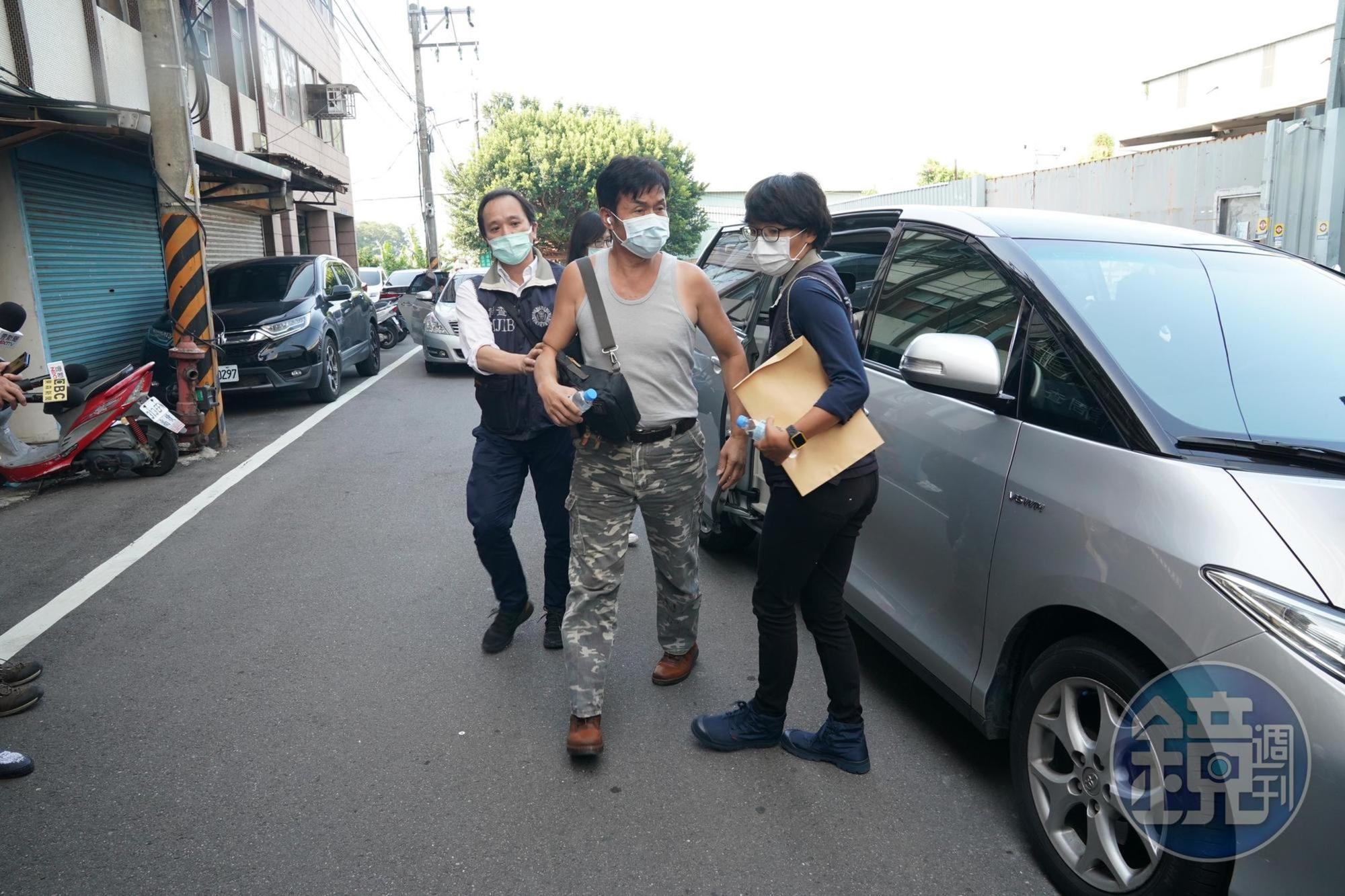 加利負責人林明進則在調查人員陪同下，返回新北市八里區廠房。