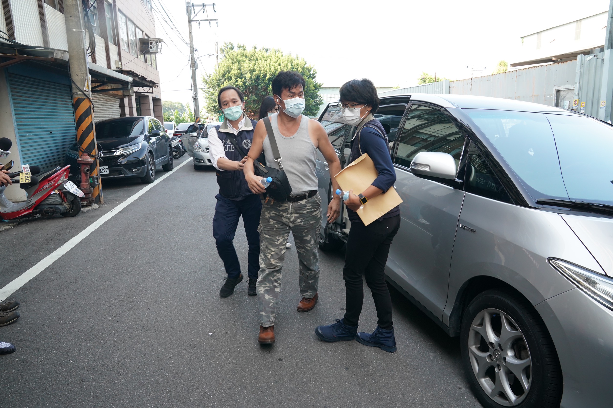 加利負責人林明進則在調查人員陪同下，返回新北市八里區廠房。