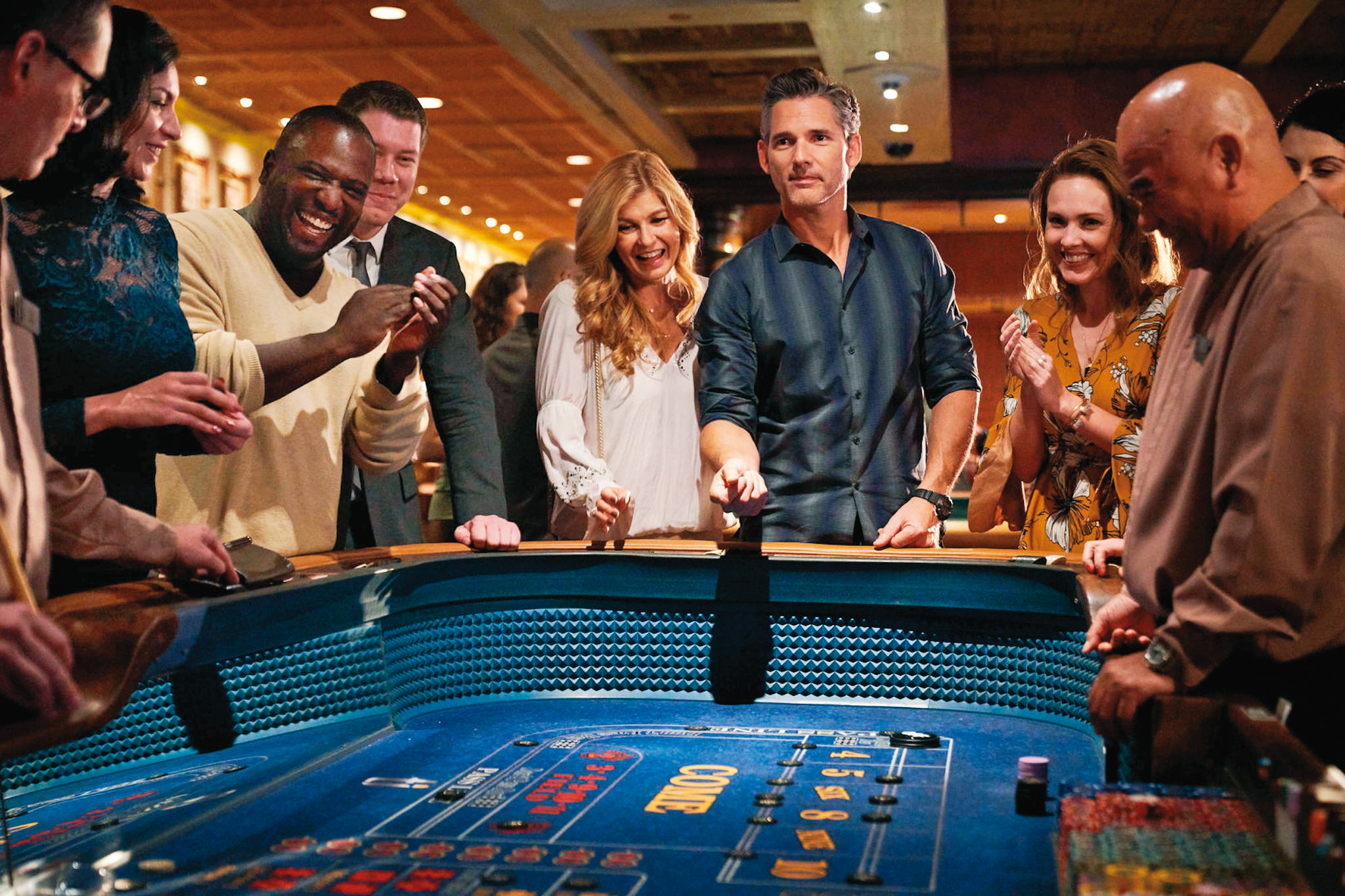 艾瑞克巴納（右三）集渣男、騙子和恐怖情人於一身演出的《髒鬼約翰》，頗為警世，右四為演出善良白目女主角入圍金球獎的康妮布理頓。（翻攝自Netflix）