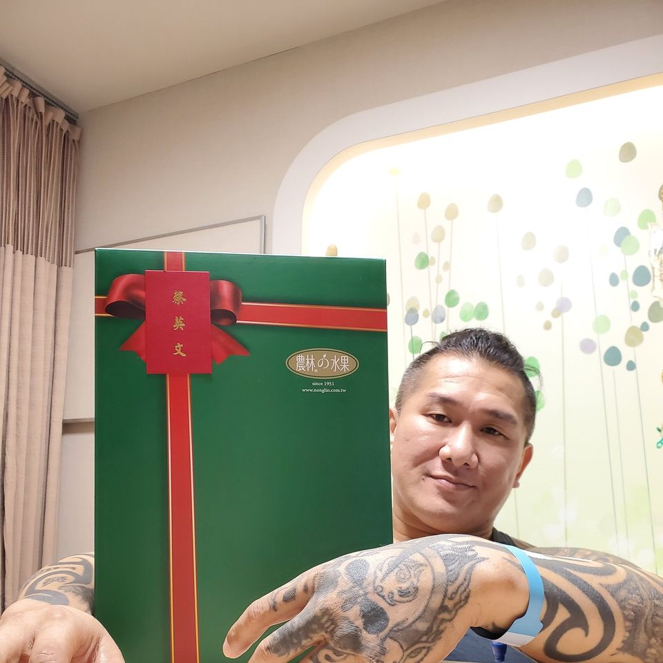 館長中彈入院,蔡英文總統派民進黨副祕書長林鶴明贈送水果禮盒慰問,館長在臉書發文:「感謝總統關心。」(翻攝自飆捍臉書)