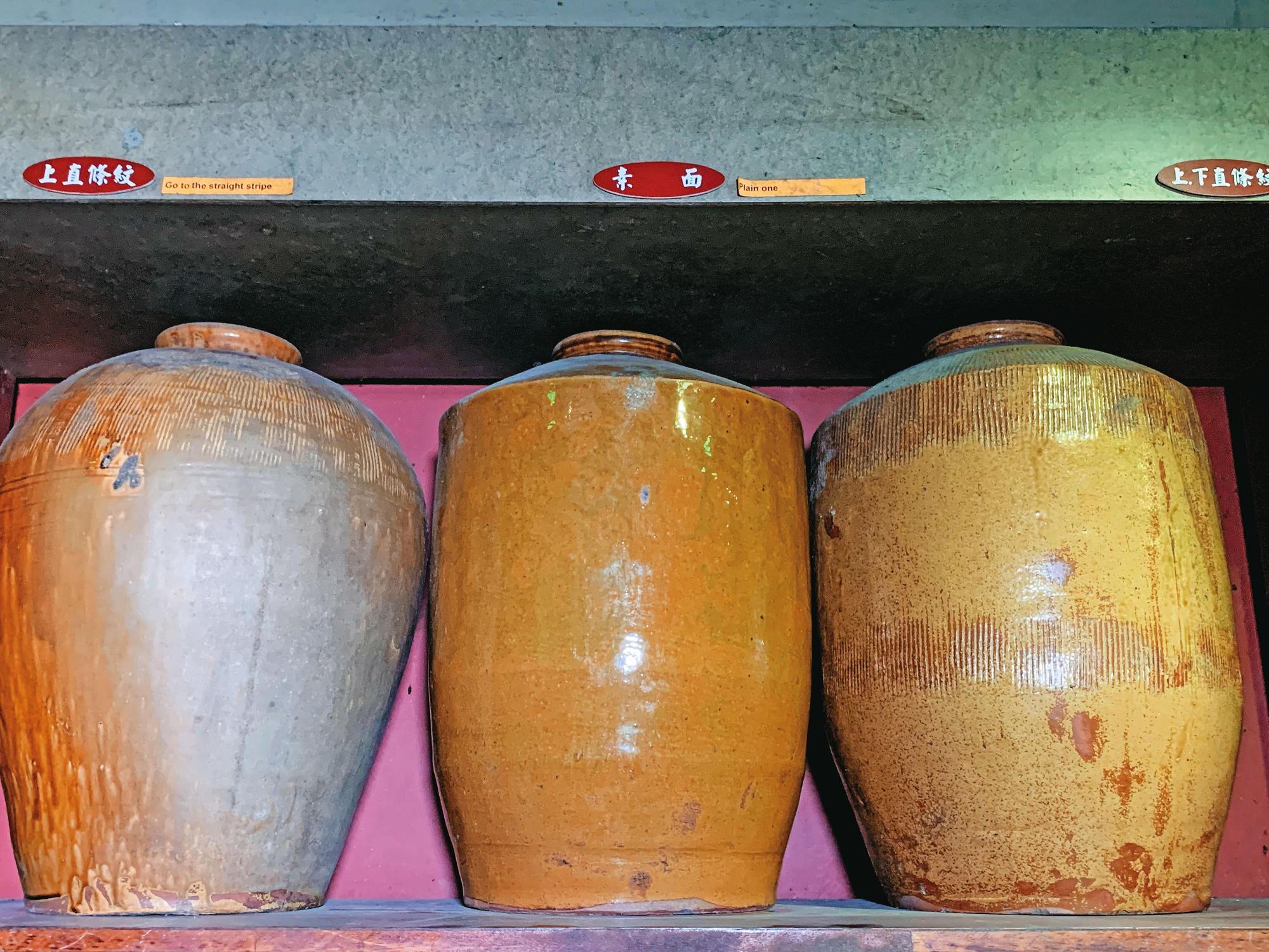 陶甕形狀會影響紹興陳年風味,直筒型(中、右)雖然可以儲存較多的酒,但是酒的風味卻不如水滴型(左)。因大量堆放時,直筒型甕與甕之間的空間不足,酒的呼吸也不夠,水滴型反而較適合。