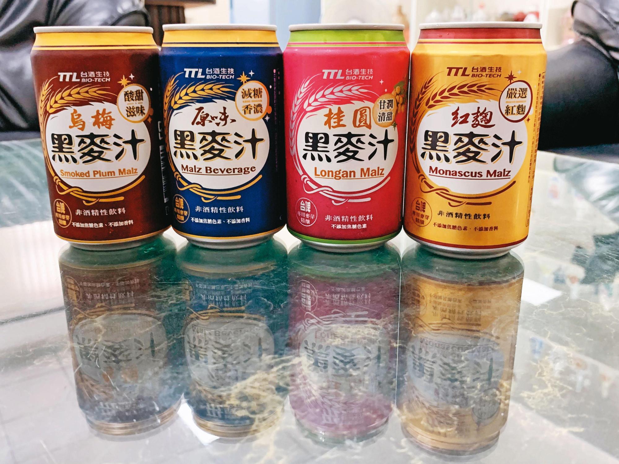 正值秋老虎的季節,來罐溫補台酒黑麥汁(無酒精),共4種口味(由左至右):烏梅、原味、桂圓以及紅麴,330ml×24瓶,售價600元。