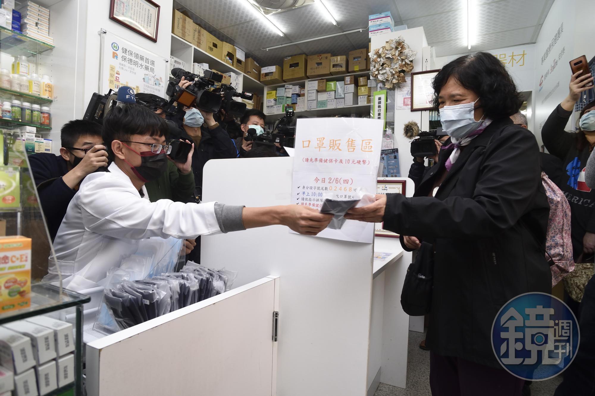 指揮中心物資組組長蔡壽洤今表示,除了藥局,四大超商、康是美、全聯都能換貨。 (翻攝自直播畫面)
