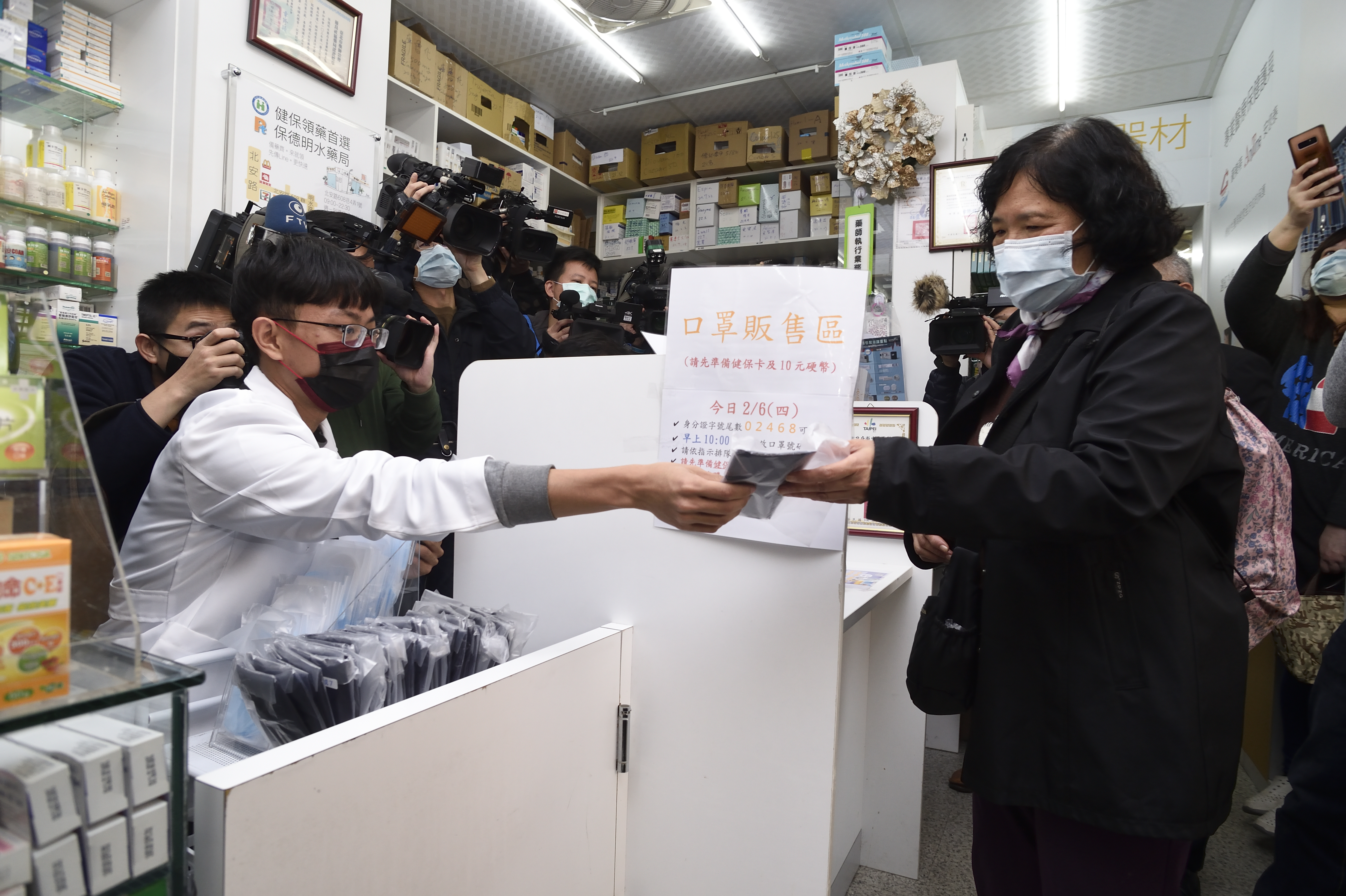 指揮中心物資組組長蔡壽洤今表示,除了藥局,四大超商、康是美、全聯都能換貨。 (翻攝自直播畫面)