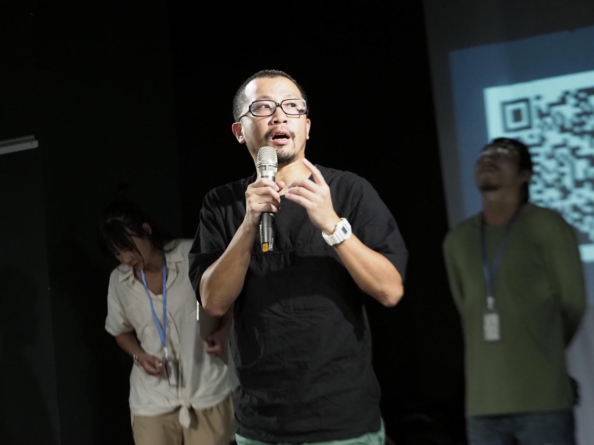 黃致凱在《我們與惡的距離》劇場版加入觀眾投票，就像模擬觀眾選擇的人生。（翻攝自故事工廠臉書）