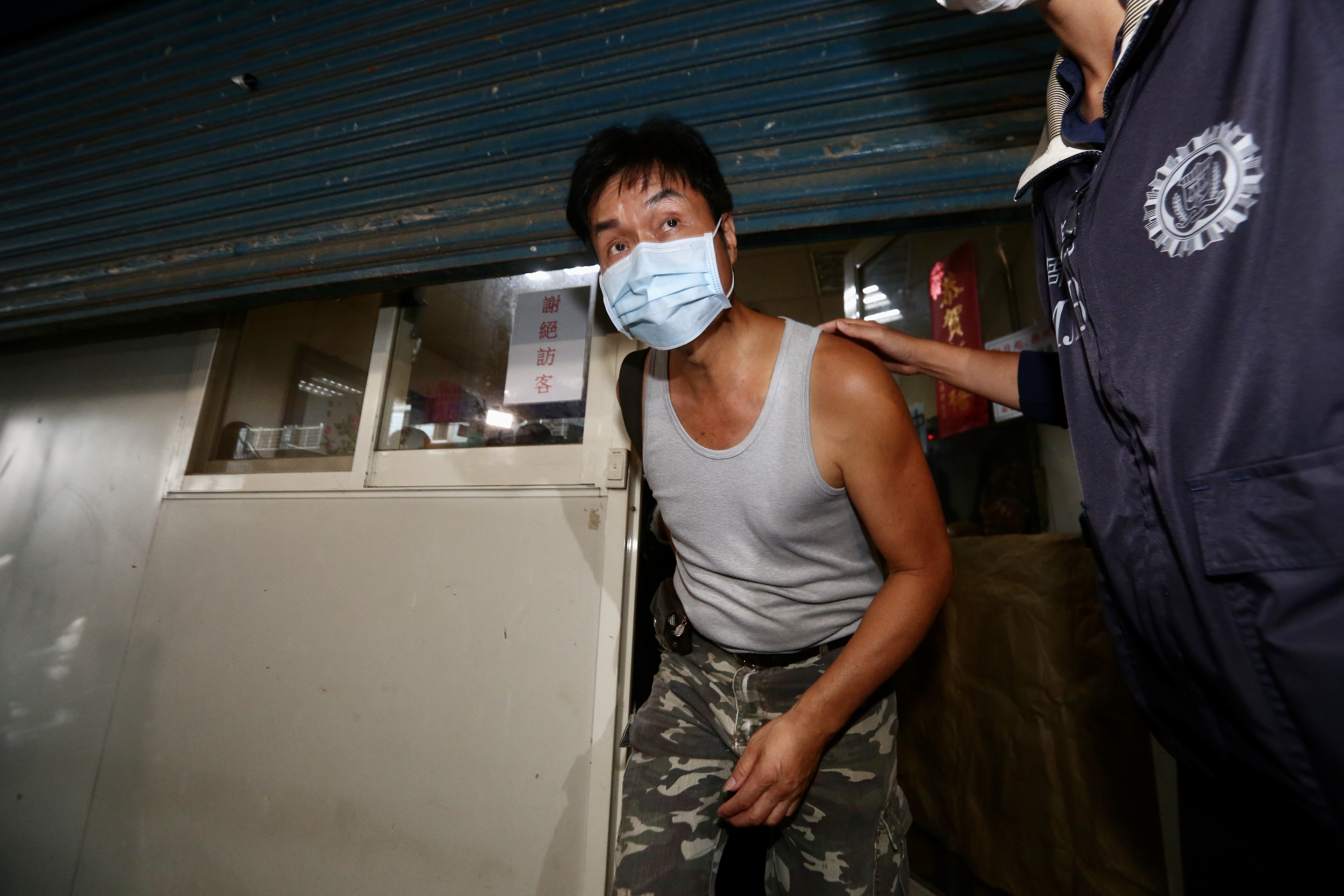 口罩國家隊「加利科技」負責人林明進回工廠接受搜查。 