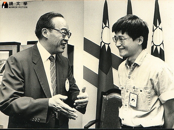 1986年,王駿與時任財政部長錢純。十信案當時,蔡辰洲動員「十三兄弟」幫立委赴時為央行副總裁的錢純住宅,要求央行暫停對十信檢查,遭錢純嚴峻拒絕。(王駿提供,版權所有,請勿任意轉載)