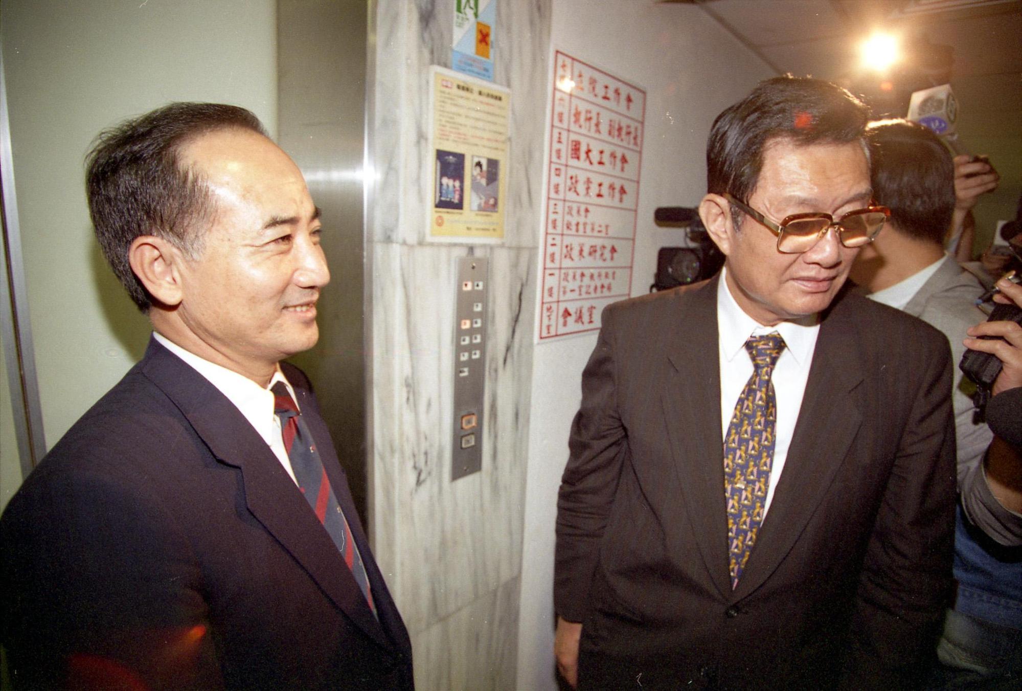 十信案時的王金平與劉松藩，兩人都是蔡辰洲結交的立院「十三兄弟」派系成員。小說對此多有著墨。（王駿提供，版權所有，請勿任意轉載）