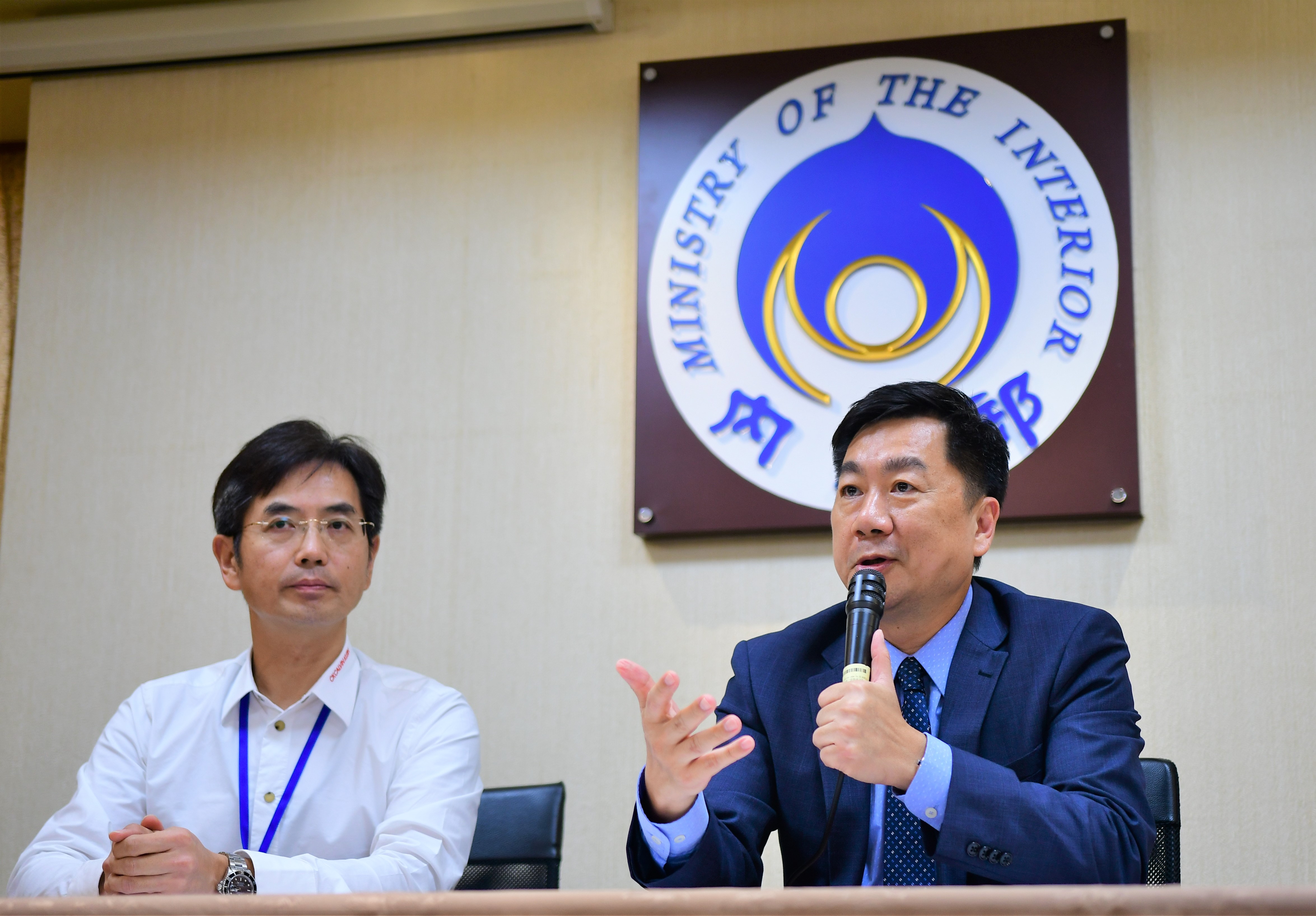 慶籌會祕書長陳宗彥(右)邀請民眾一同參加今年的國慶大會。(內政部提供)