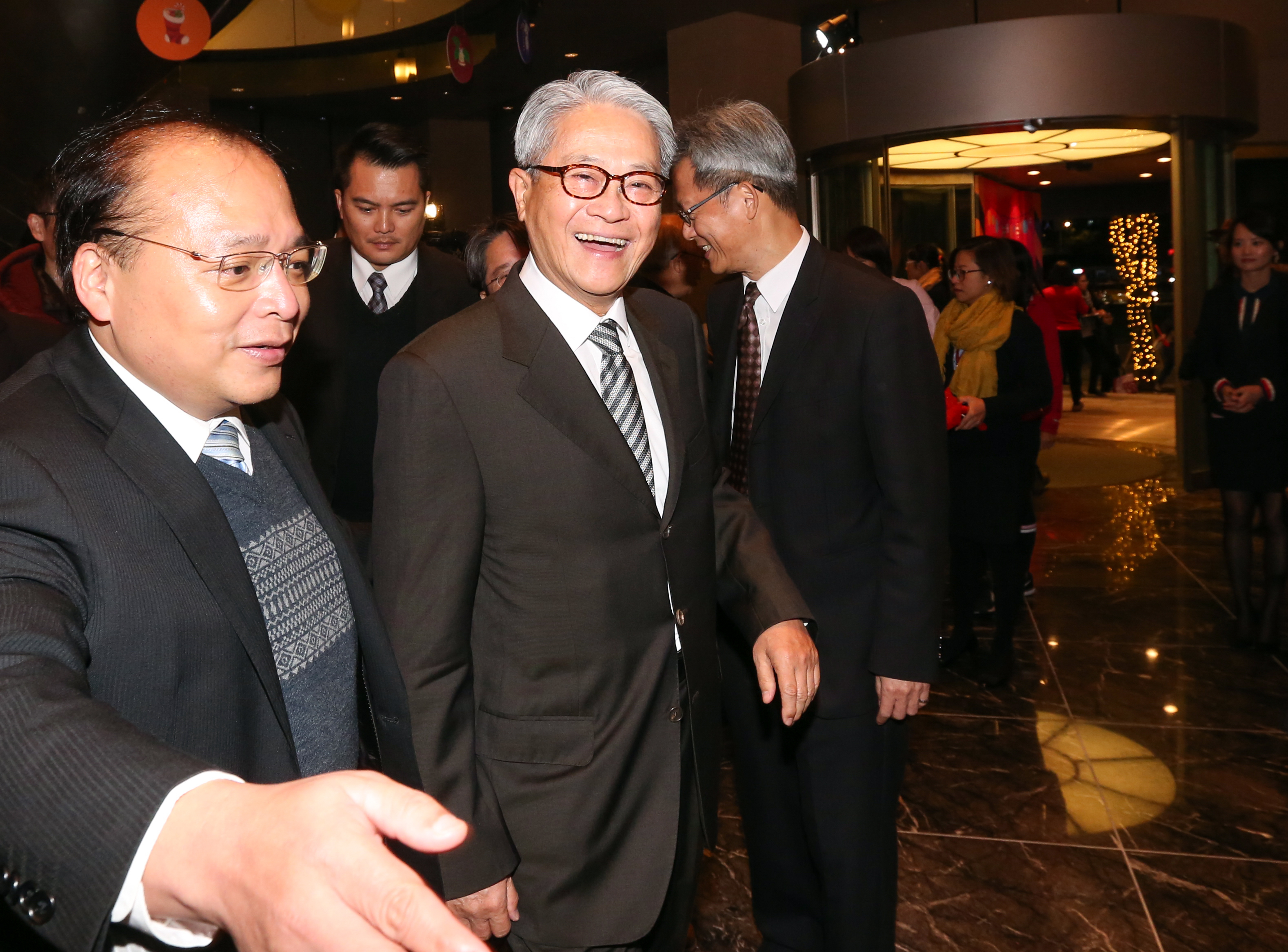 吳東亮近來積極拜訪行政院和財政部，表態願出售彰銀。