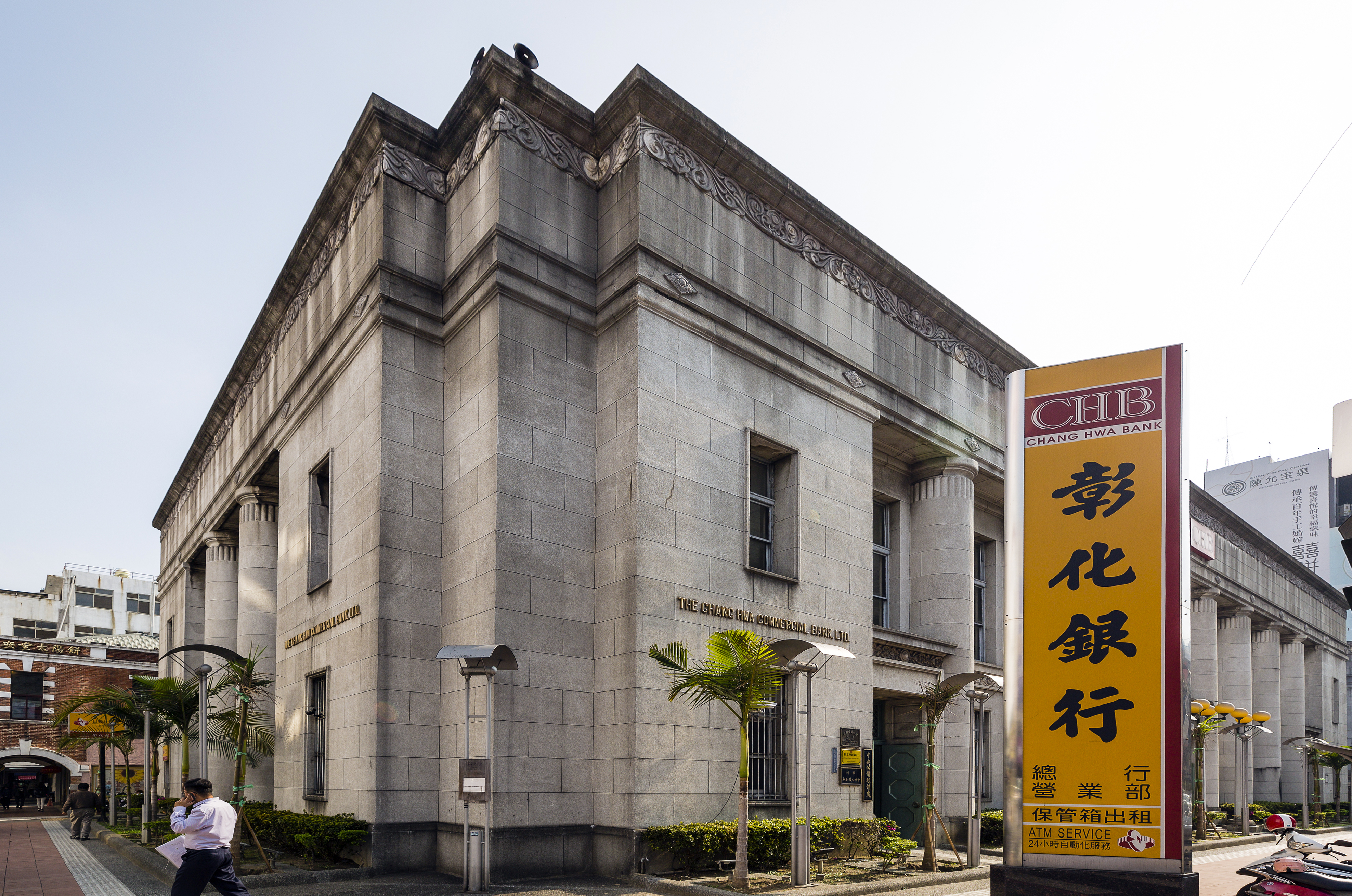 彰銀是國內百年老行庫，資產豐厚，讓吳東亮一直捨不得放手。