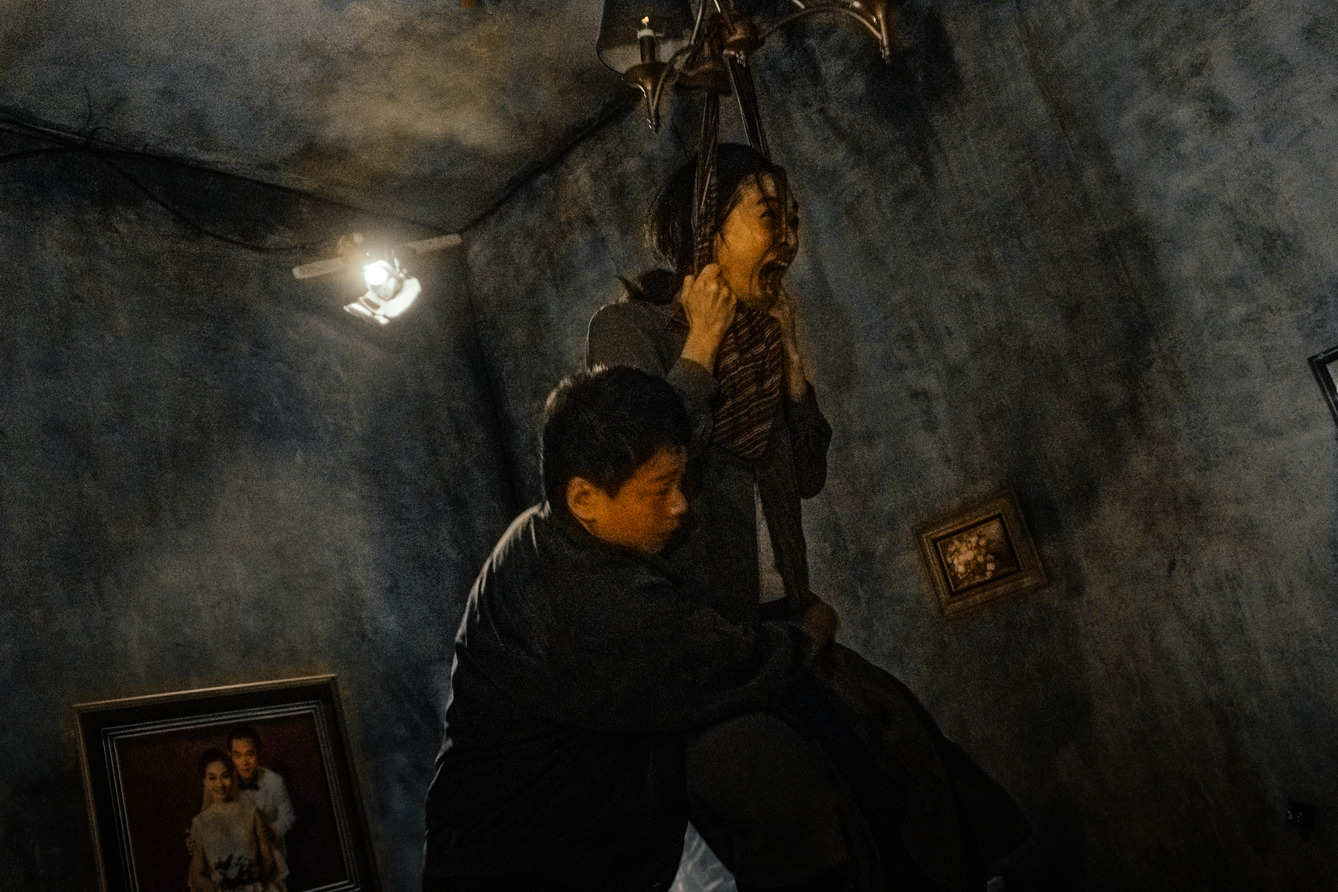 《馗降：粽邪2》火哥想挽救被附身的阿姨，卻發現對手異常的強大。（華影提供）