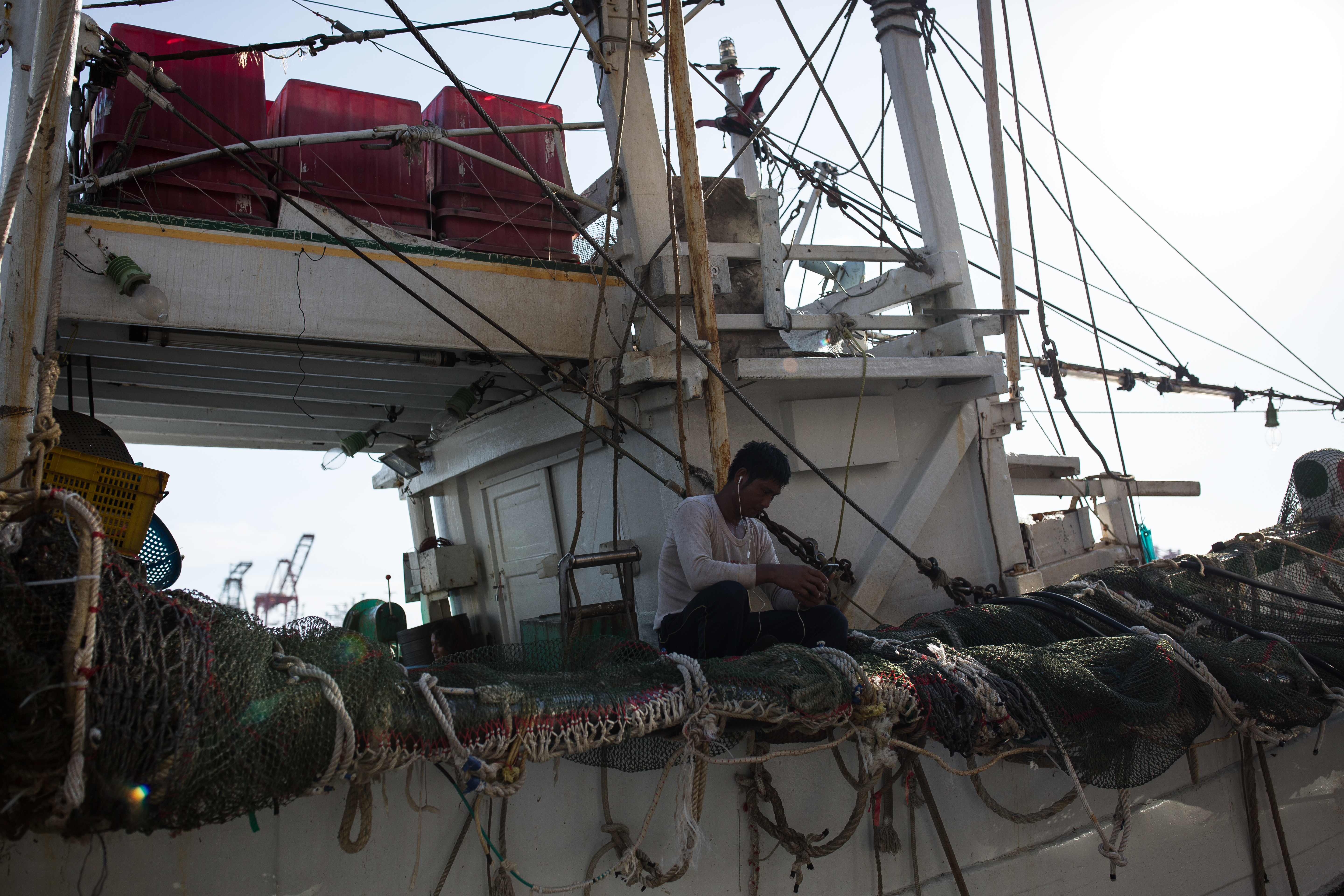 來自菲律賓的Manny，待過4艘遠洋漁船，一開始曾因海上生活寂寞、想家而落淚，後來逐漸適應，卻又碰上大旺號惡劣工作境，讓他蒙生陰影、不想再上船工作。