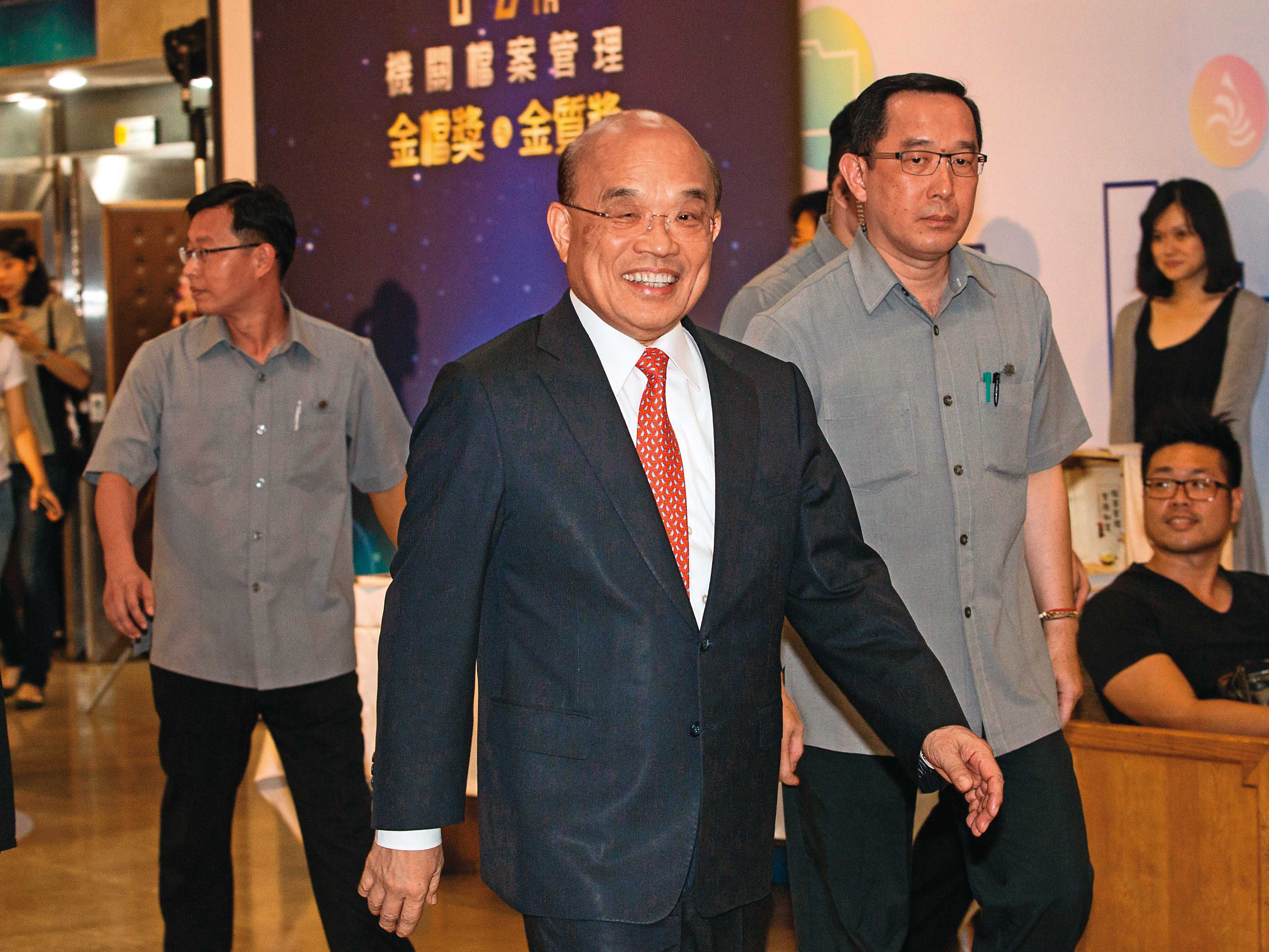 行政院長蘇貞昌（左2）表態，絕不放手彰銀給台新金，也讓吳東亮死心。