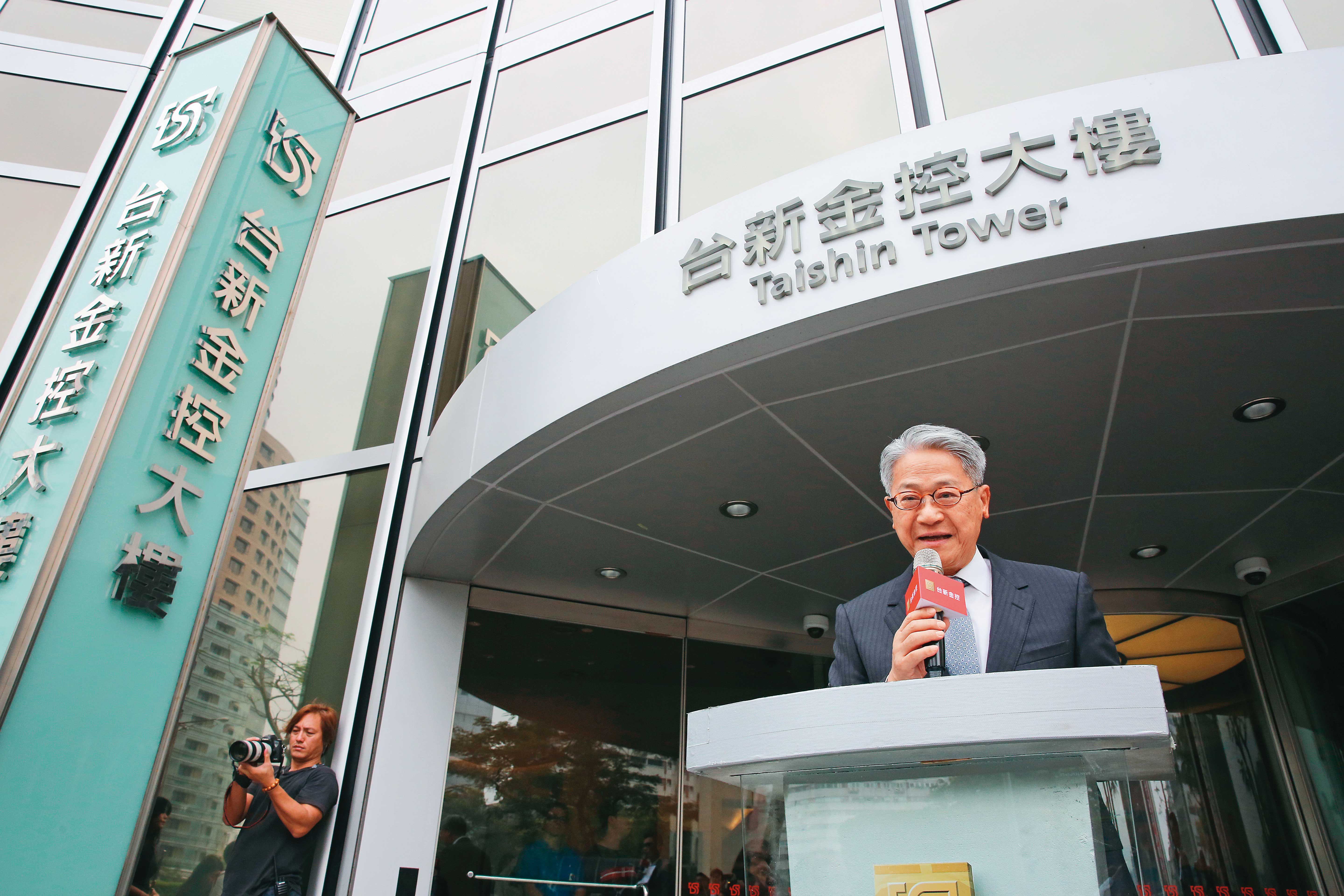 吳東亮為趕在年底前成功收購保德信人壽，近來積極拜訪行政院和財政部。