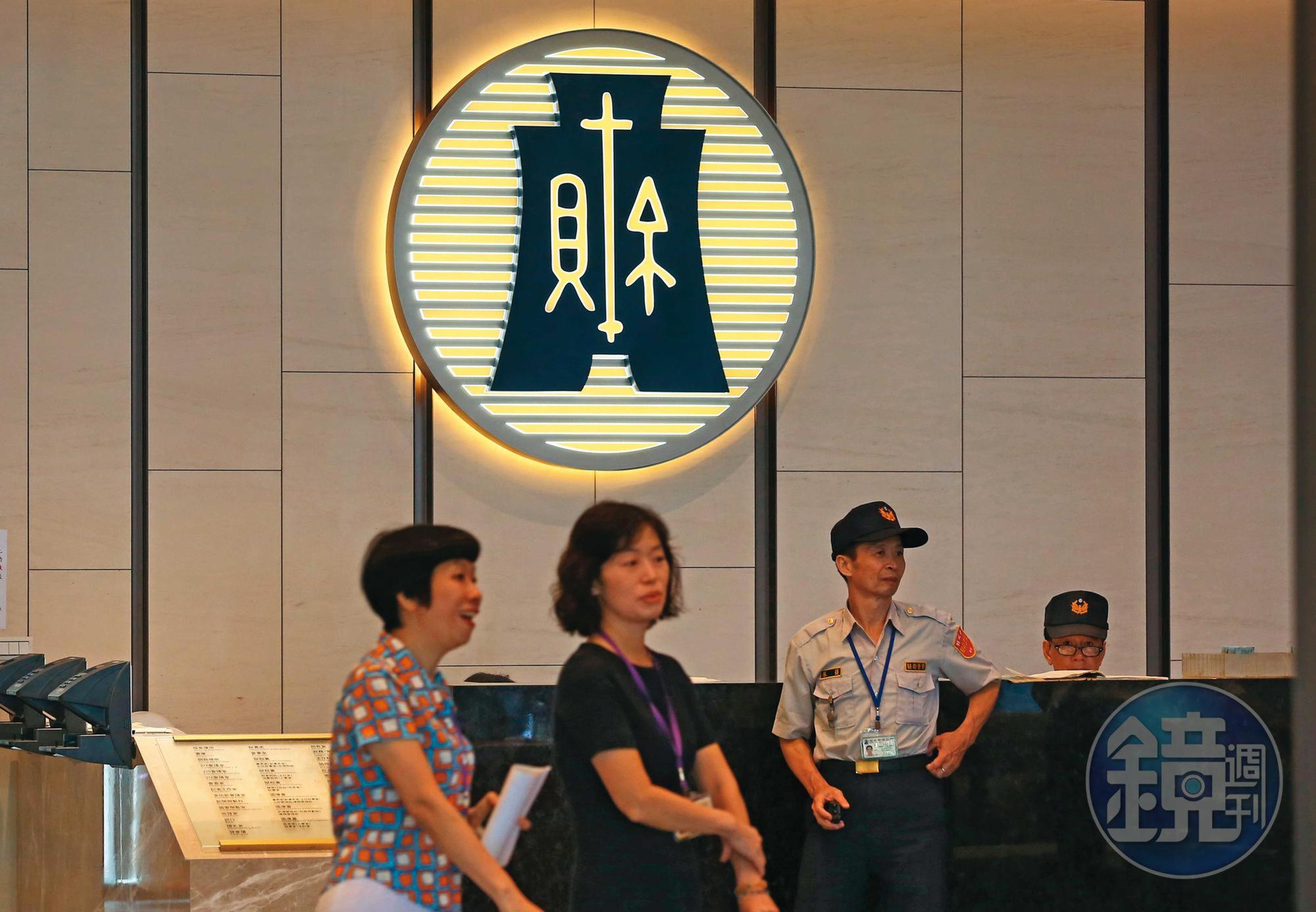 財政部今年力守彰銀經營權，動員公股行庫砸下255億元買股。