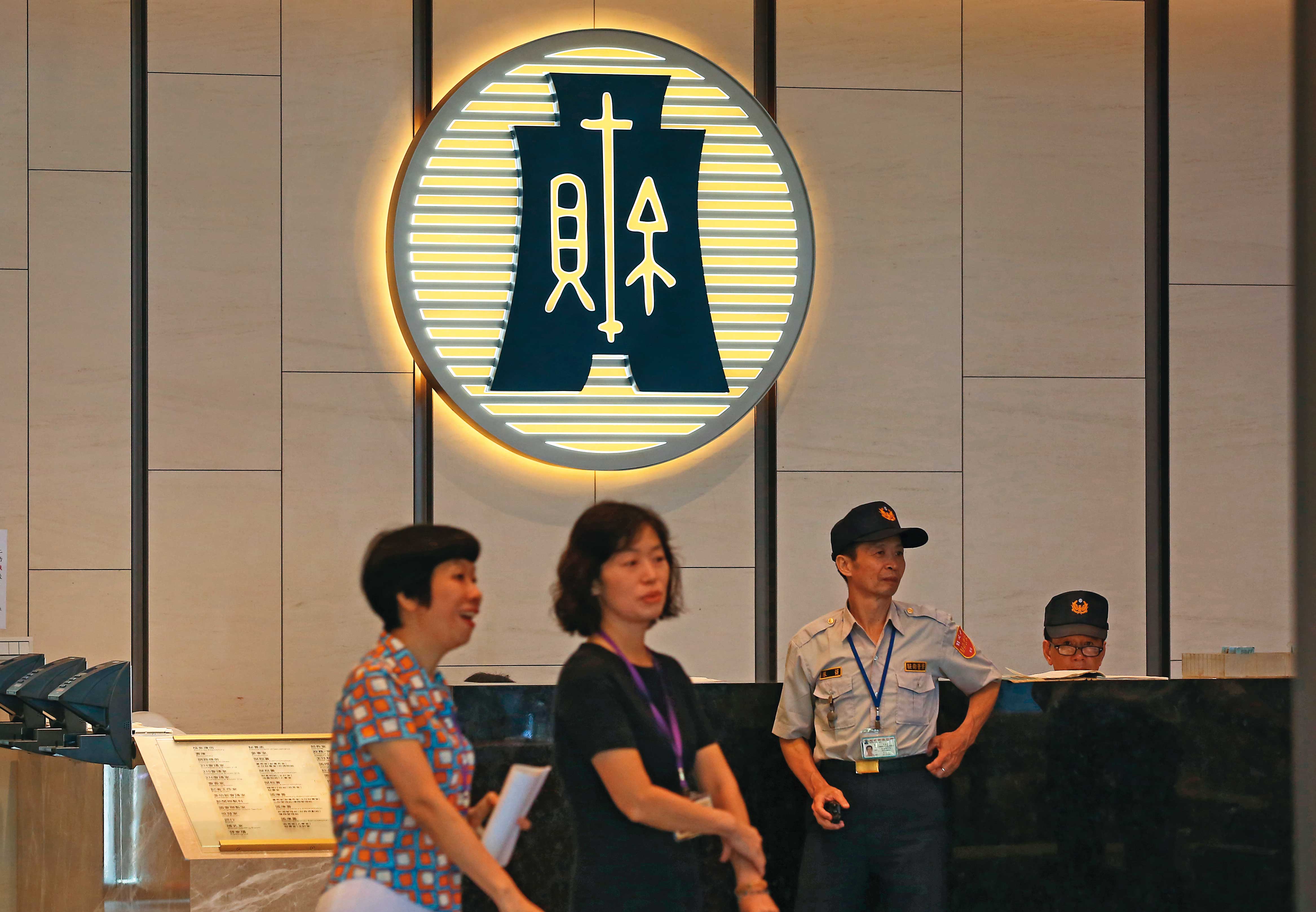 財政部今年力守彰銀經營權，動員公股行庫砸下255億元買股。